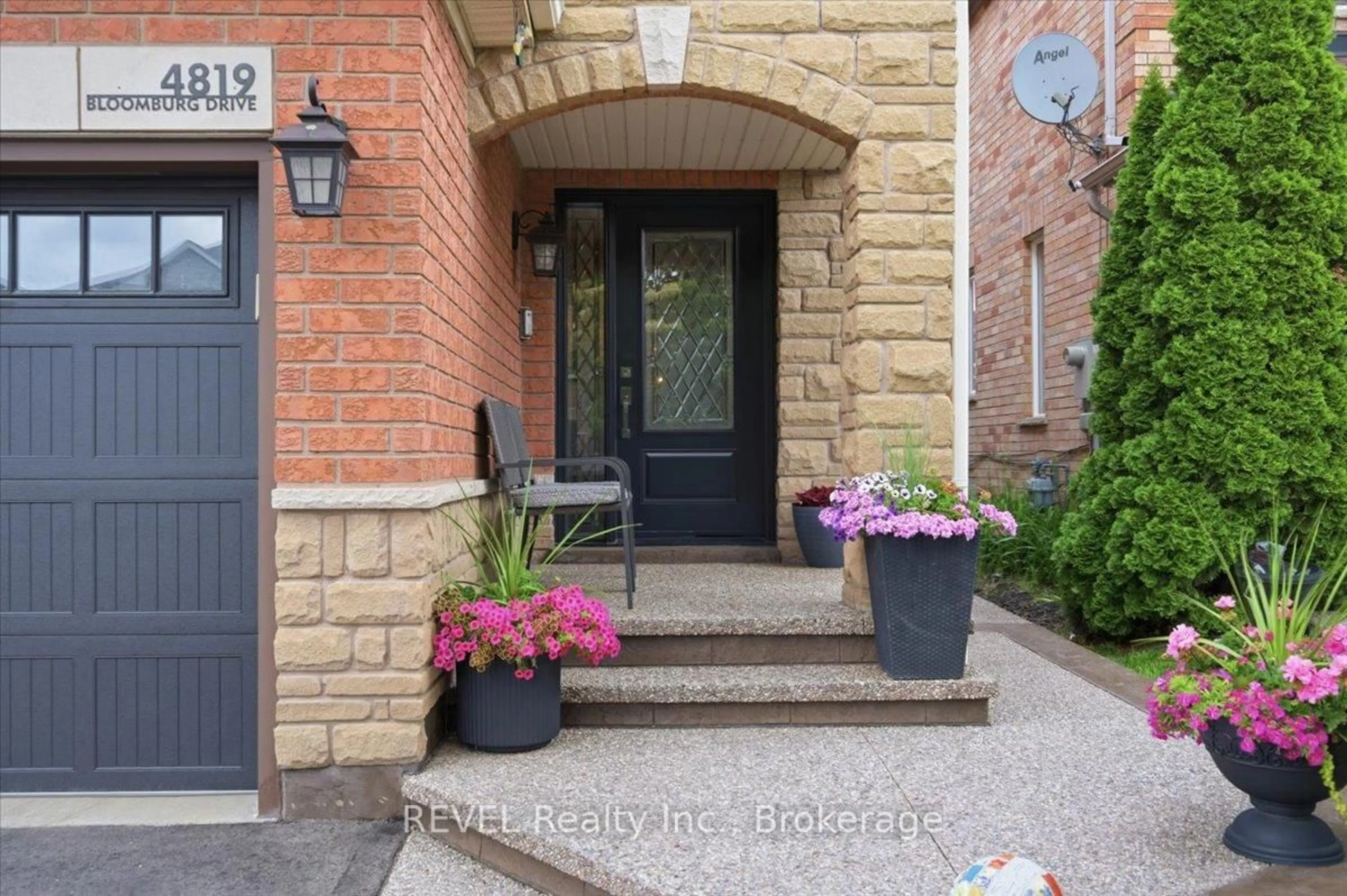 Indoor entryway for 4819 Bloomburg Dr, Mississauga Ontario L5M 7K4