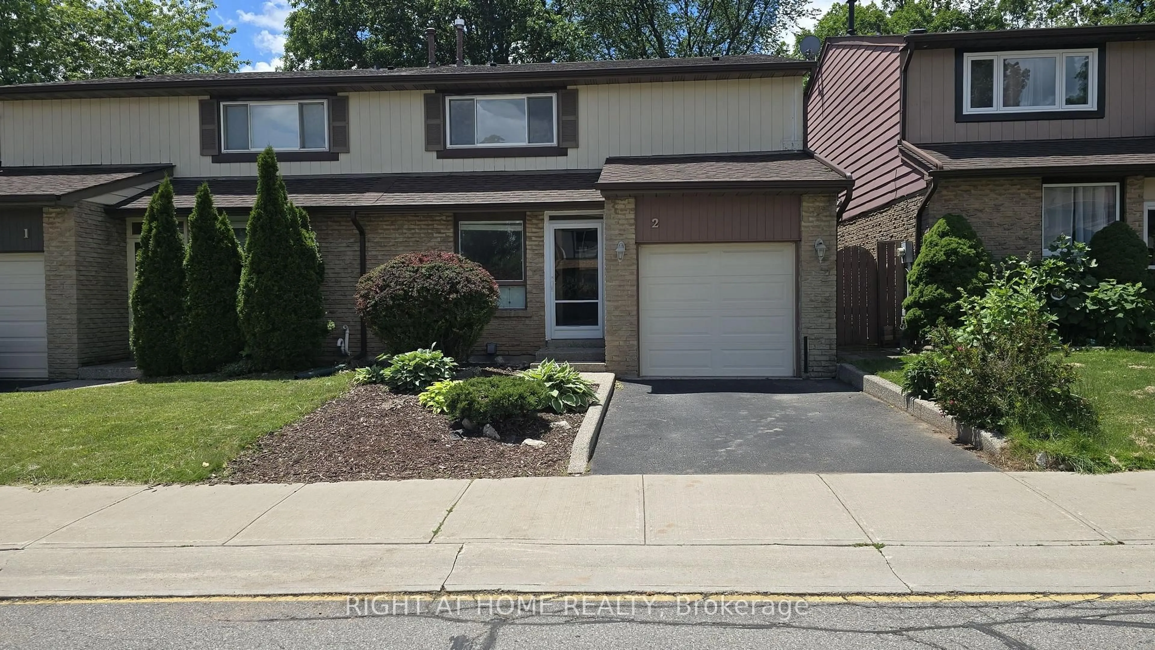 Home with vinyl exterior material, street for 1580 Lancaster Dr #2, Oakville Ontario L6H 2Z5