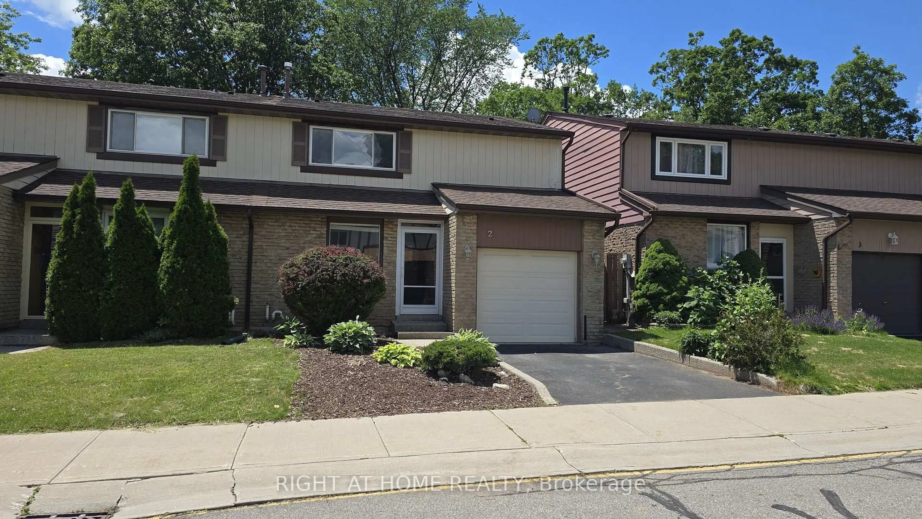 Home with vinyl exterior material, street for 1580 Lancaster Dr #2, Oakville Ontario L6H 2Z5
