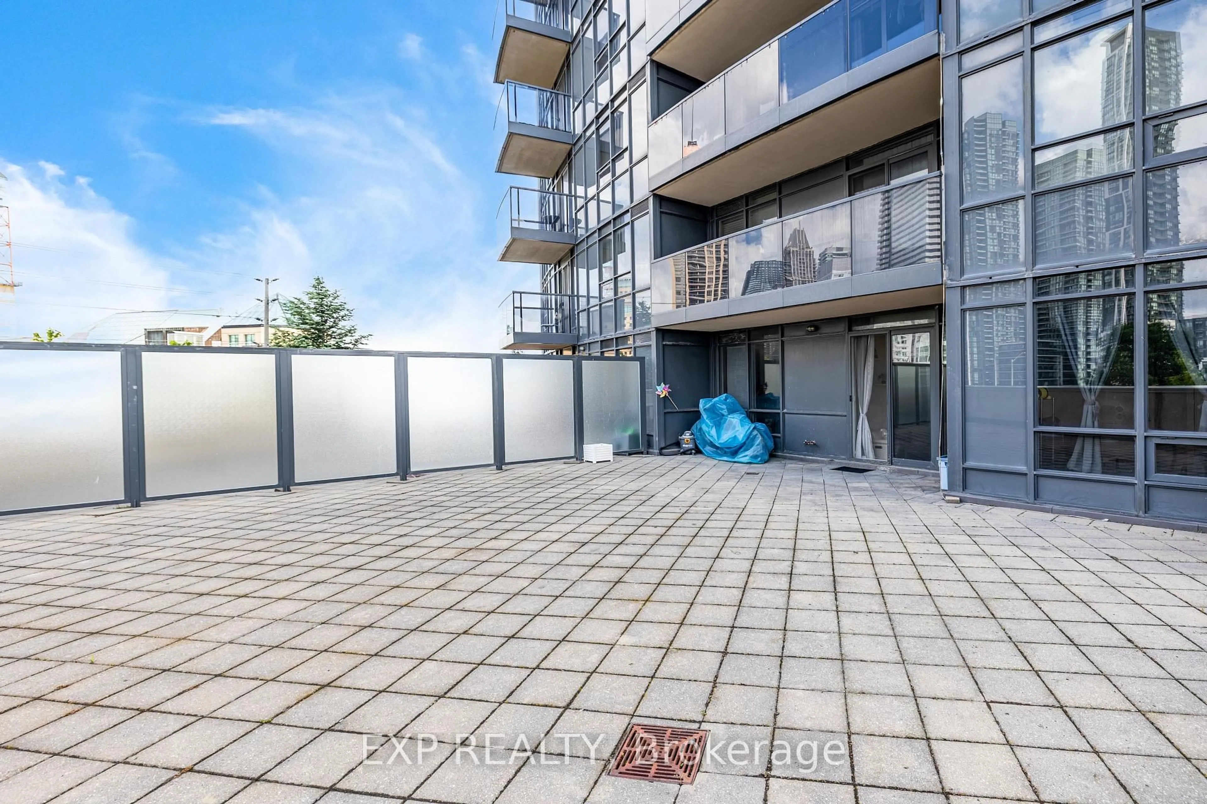 Unknown for 330 Burnhamthorpe Rd #303, Mississauga Ontario L5B 0E1