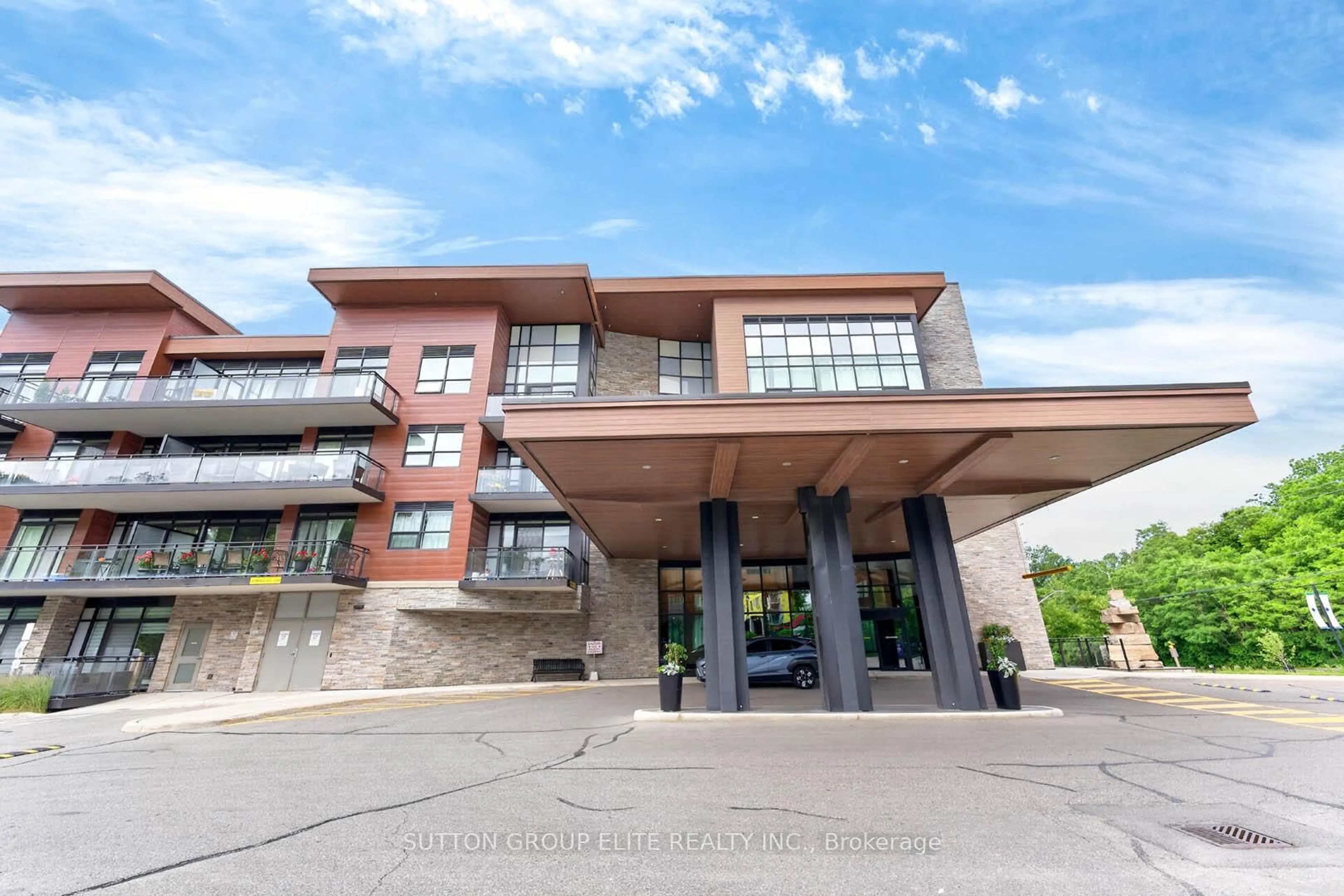 Indoor foyer for 1575 Lakeshore Rd #344, Mississauga Ontario L5J 0B1