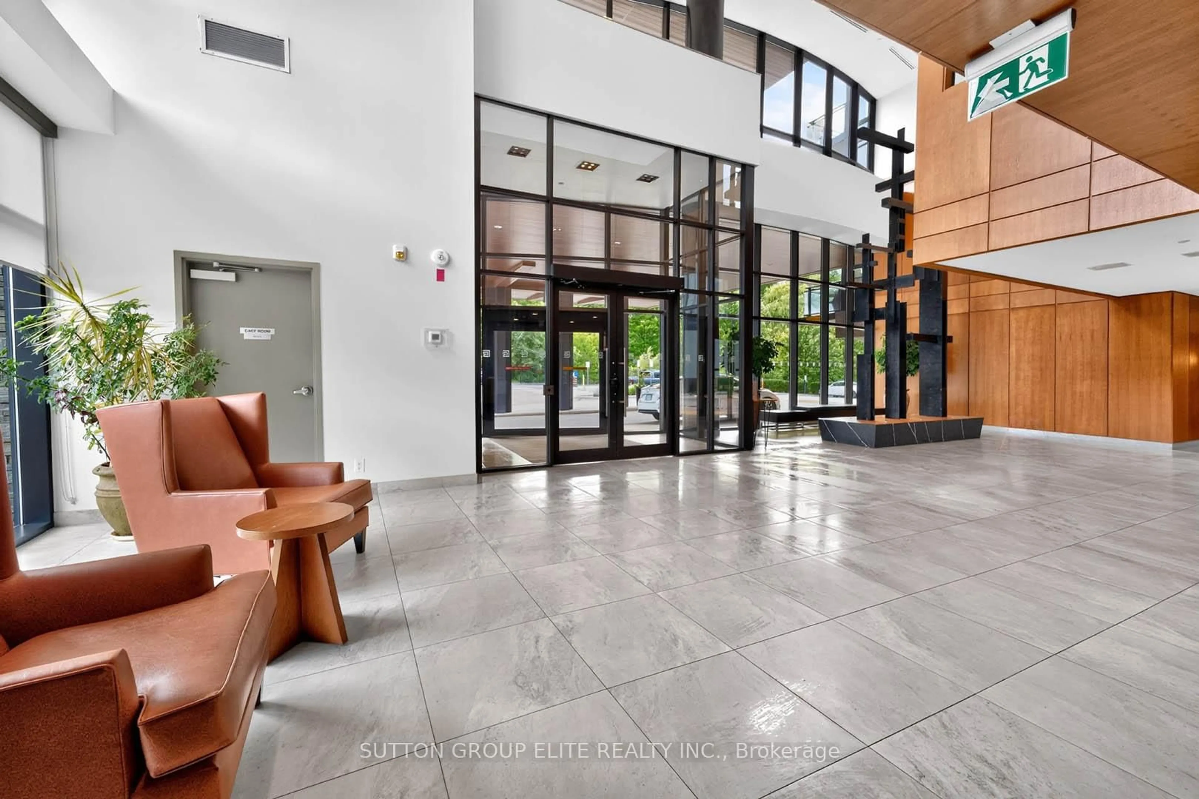 Indoor foyer for 1575 Lakeshore Rd #344, Mississauga Ontario L5J 0B1
