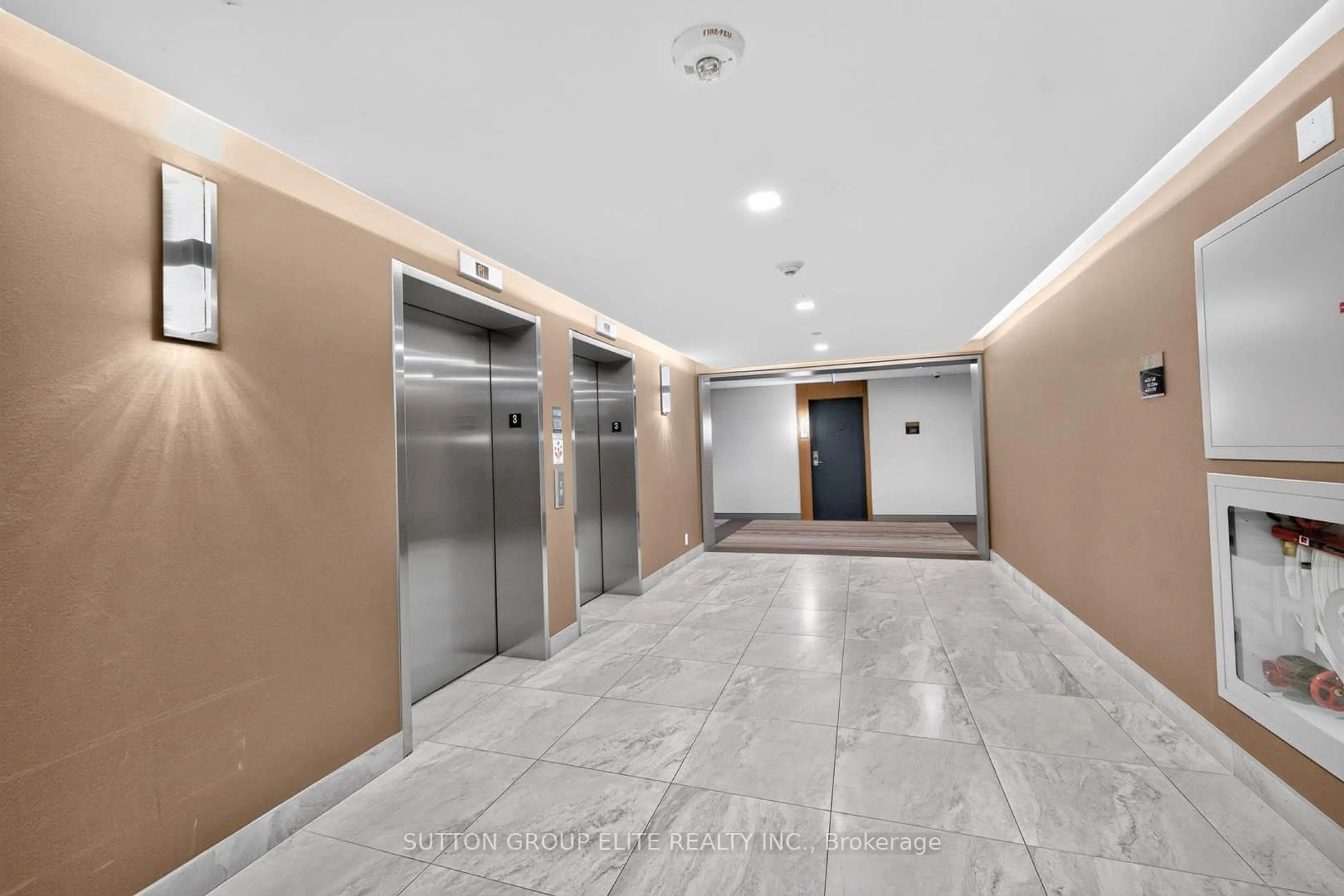 Indoor foyer for 1575 Lakeshore Rd #344, Mississauga Ontario L5J 0B1