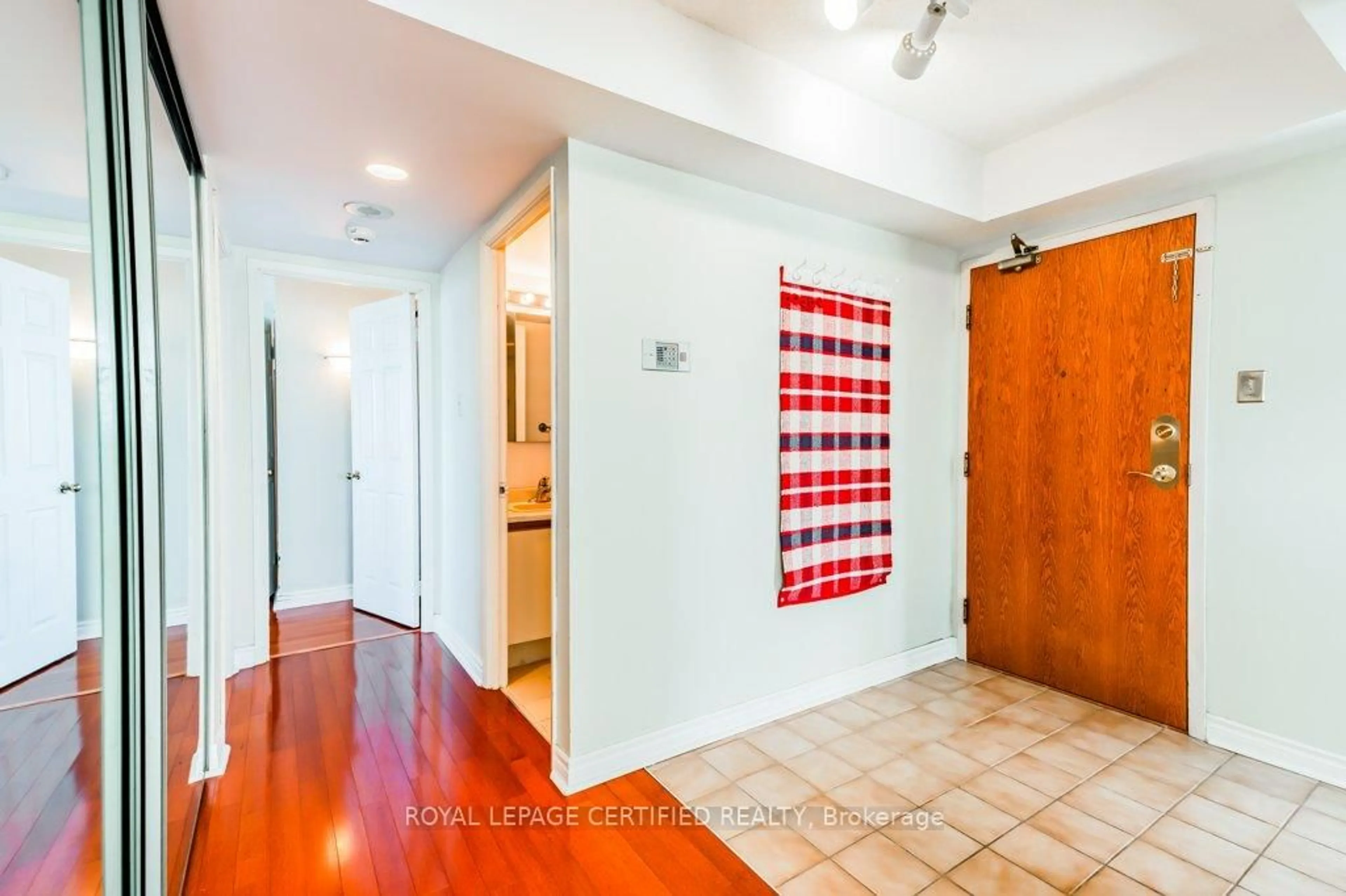 Indoor foyer for 320 Mill St #304, Brampton Ontario L6Y 3V2