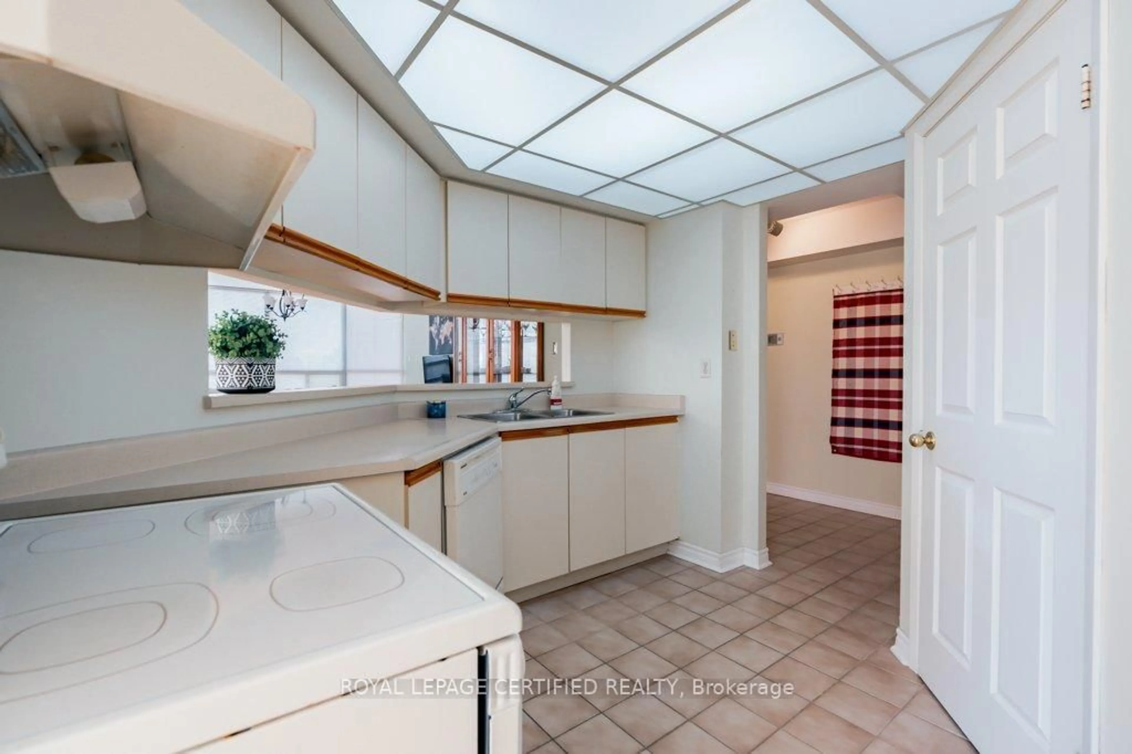 Standard kitchen, ceramic/tile floor for 320 Mill St #304, Brampton Ontario L6Y 3V2