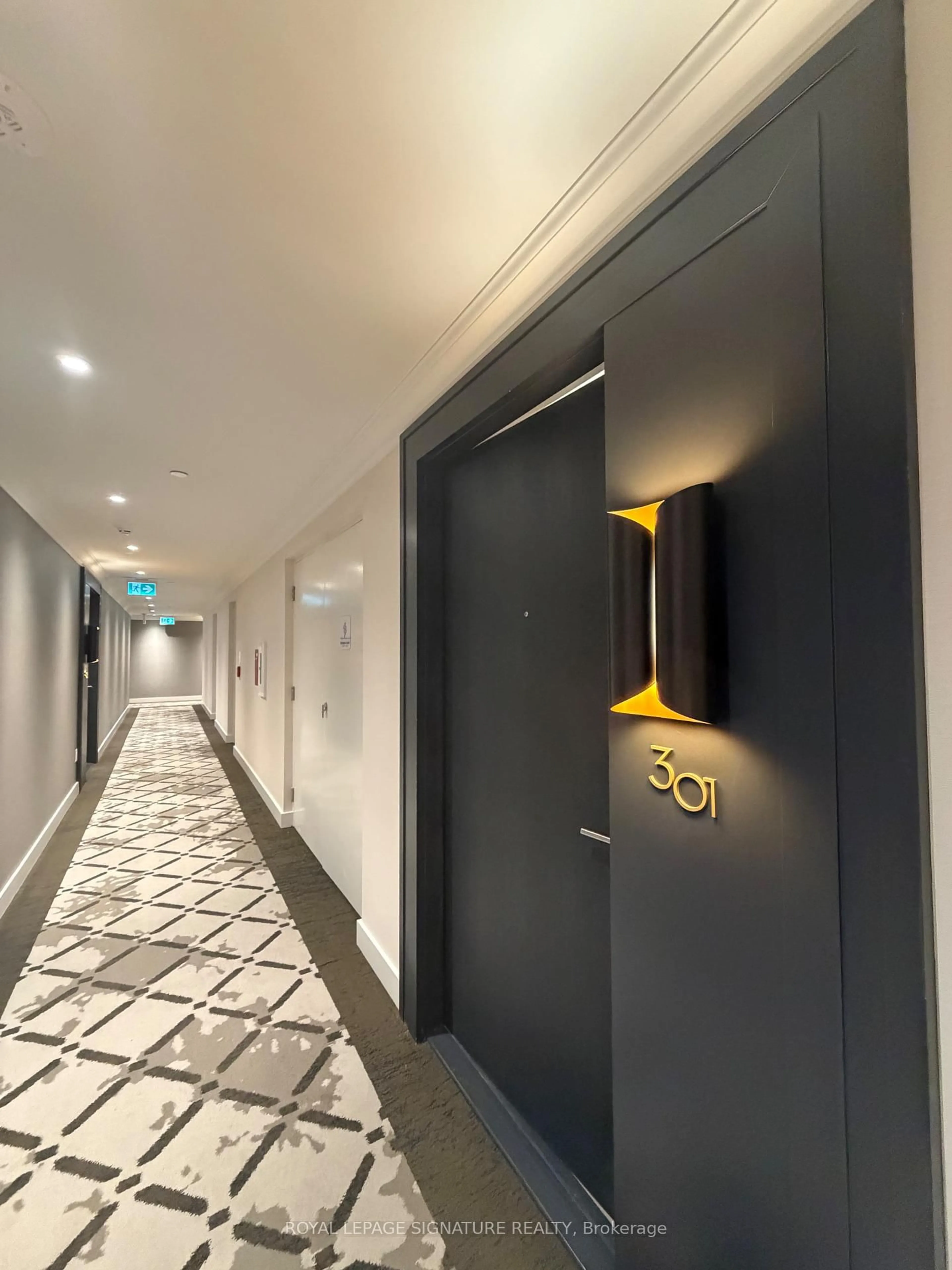 Indoor foyer for 259 The Kingsway #301, Toronto Ontario M9A 0G2