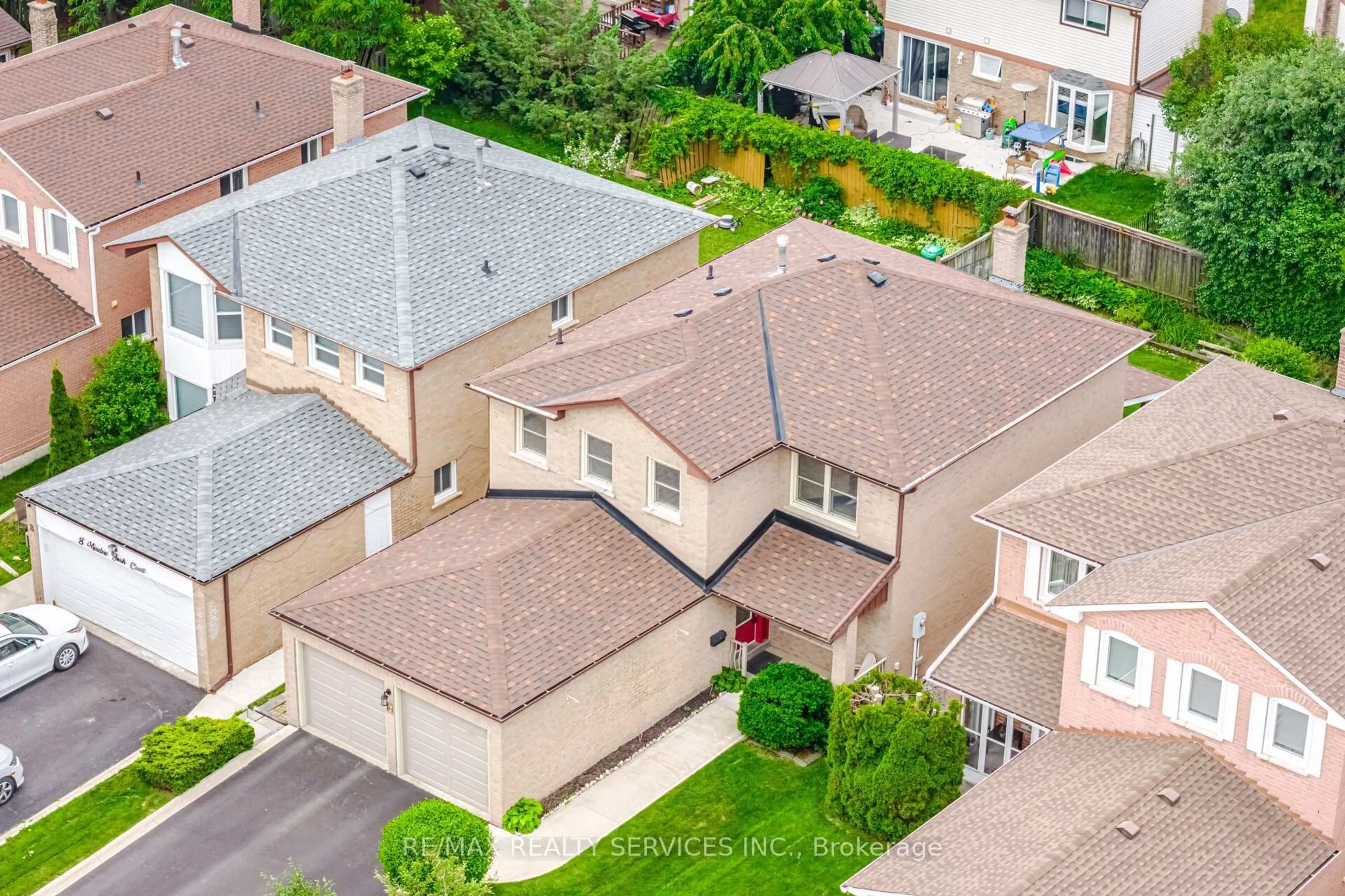 A pic from outside/outdoor area/front of a property/back of a property/a pic from drone, street for 10 Meadow Bush Crt, Brampton Ontario L6S 5B6