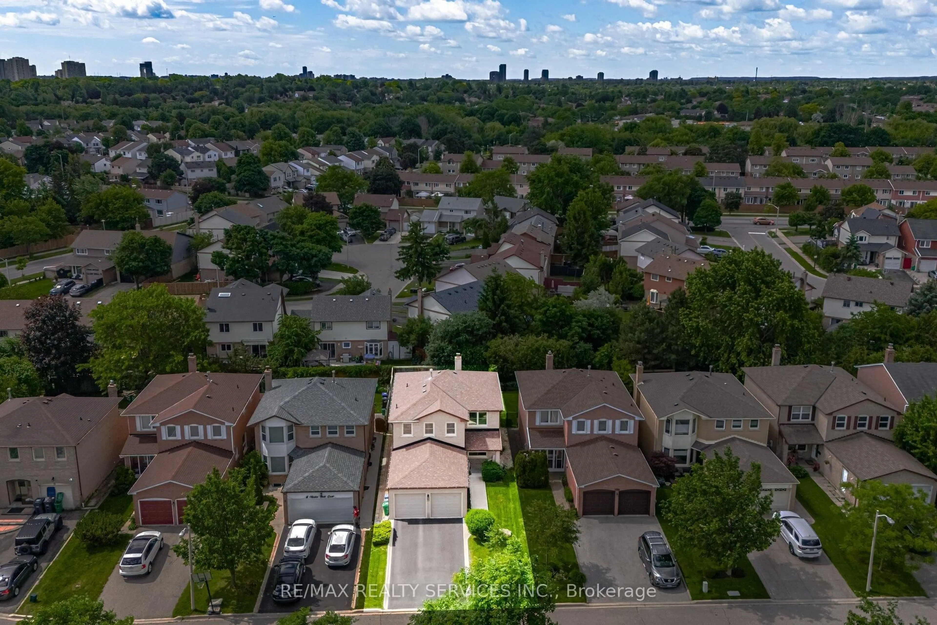 A pic from outside/outdoor area/front of a property/back of a property/a pic from drone, unknown for 10 Meadow Bush Crt, Brampton Ontario L6S 5B6