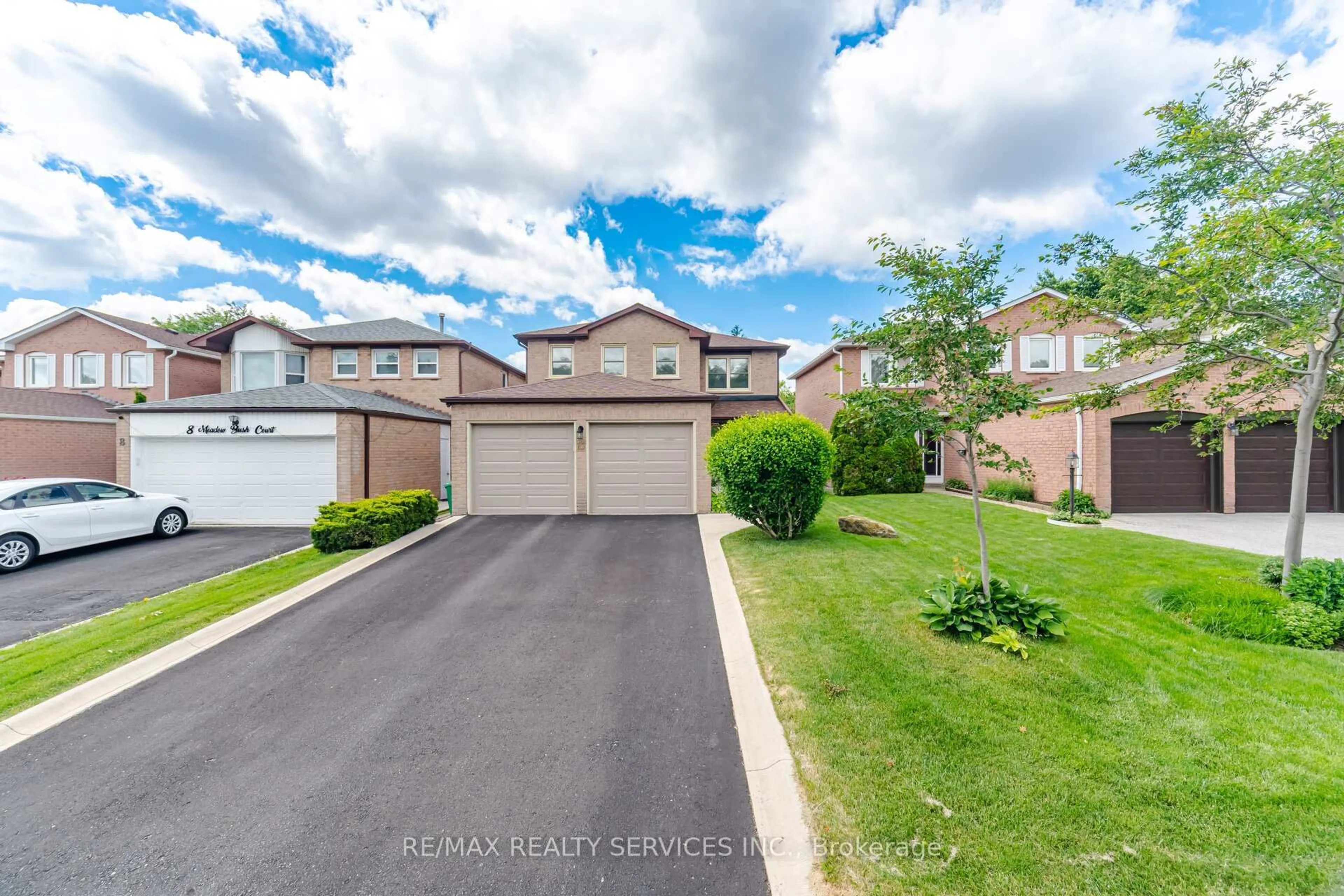 A pic from outside/outdoor area/front of a property/back of a property/a pic from drone, street for 10 Meadow Bush Crt, Brampton Ontario L6S 5B6
