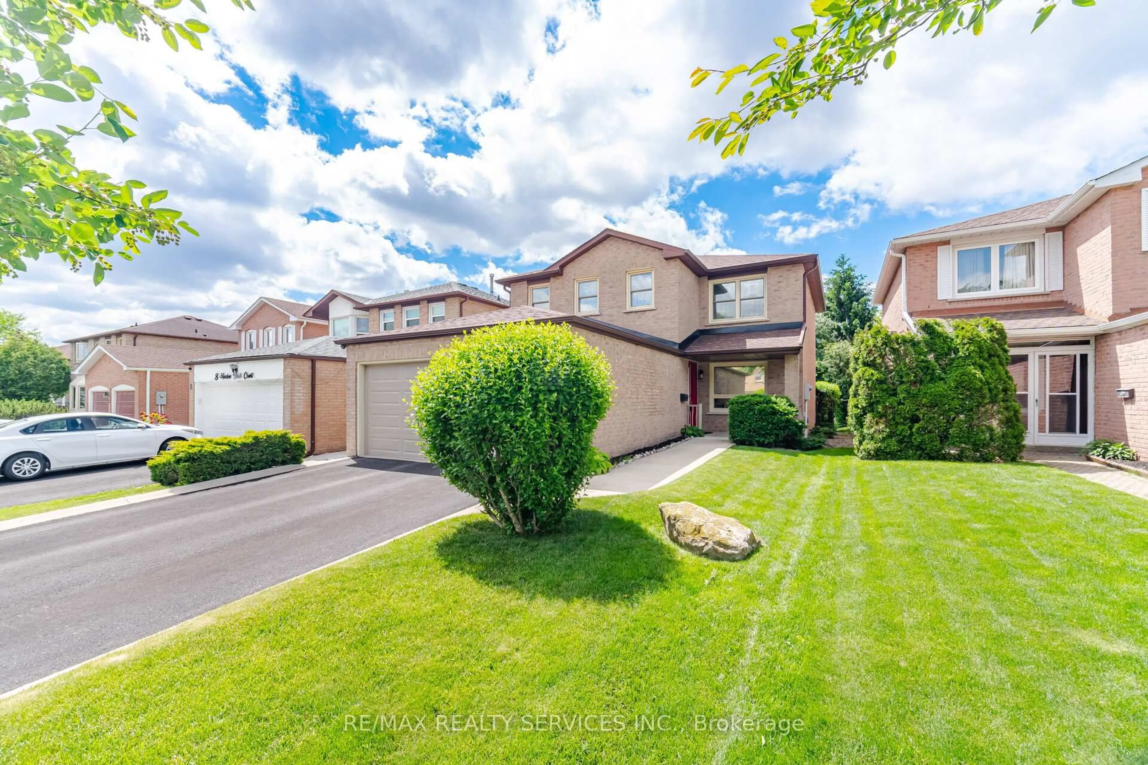 A pic from outside/outdoor area/front of a property/back of a property/a pic from drone, street for 10 Meadow Bush Crt, Brampton Ontario L6S 5B6