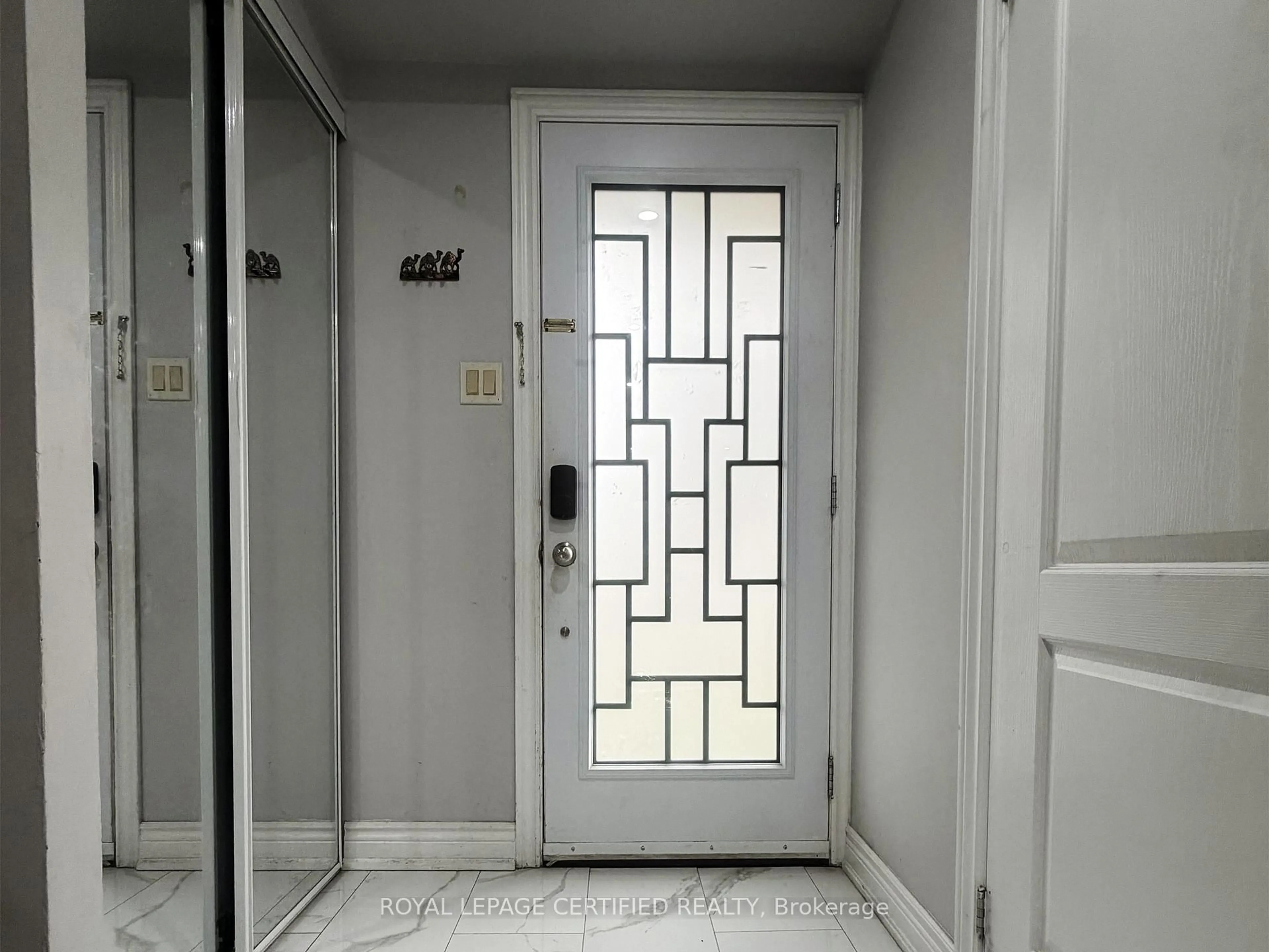 Indoor entryway for 13 Greenhills Sq, Brampton Ontario L6S 2J4