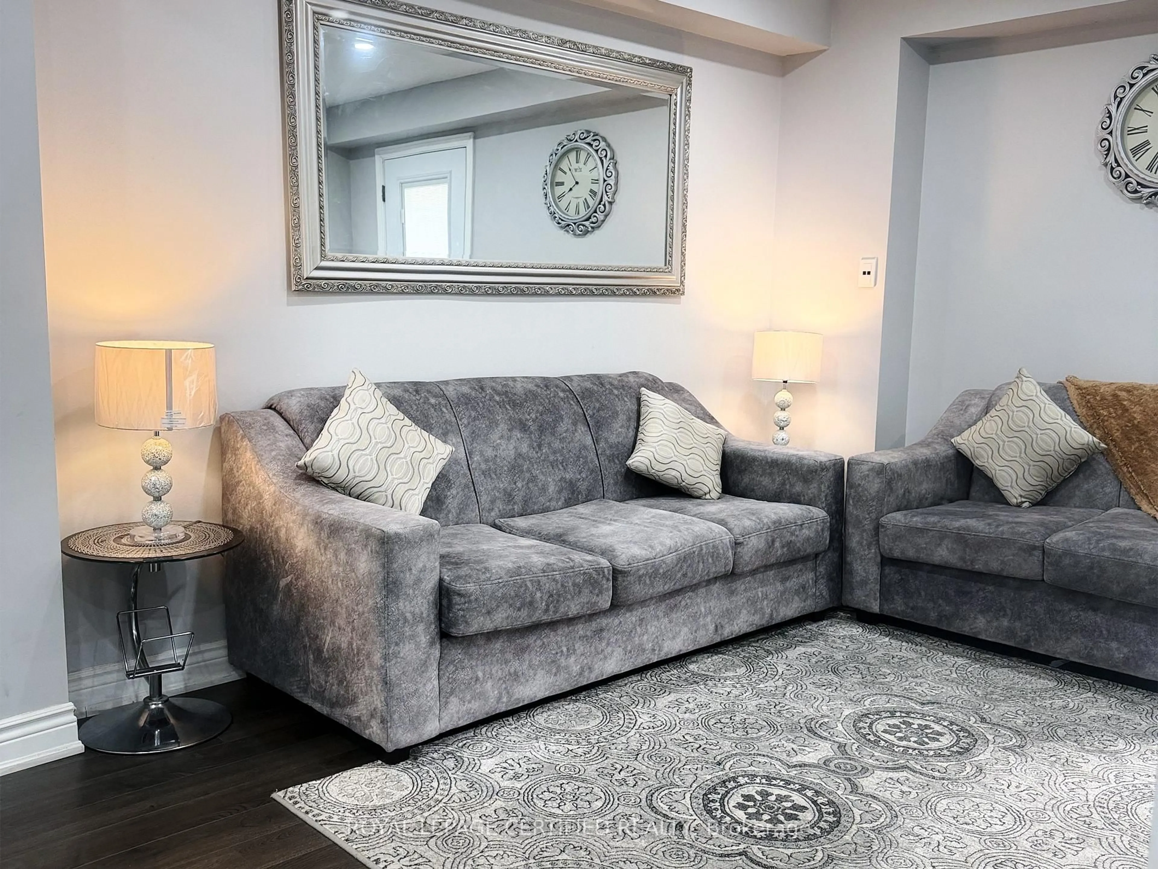Living room with furniture, carpet floor for 13 Greenhills Sq, Brampton Ontario L6S 2J4