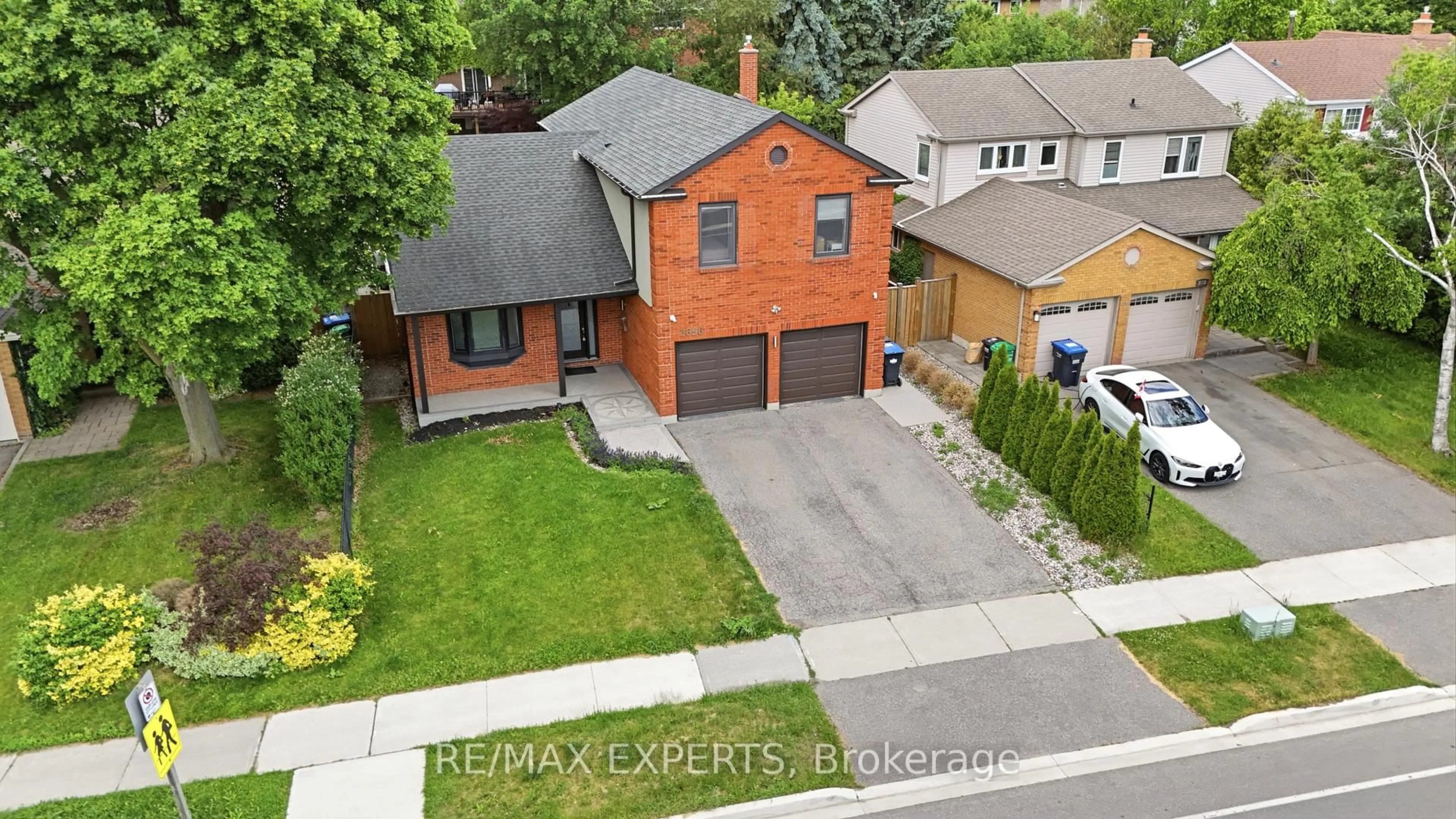 A pic from outside/outdoor area/front of a property/back of a property/a pic from drone, street for 3656 Sawmill Valley Dr, Mississauga Ontario L5L 2P6