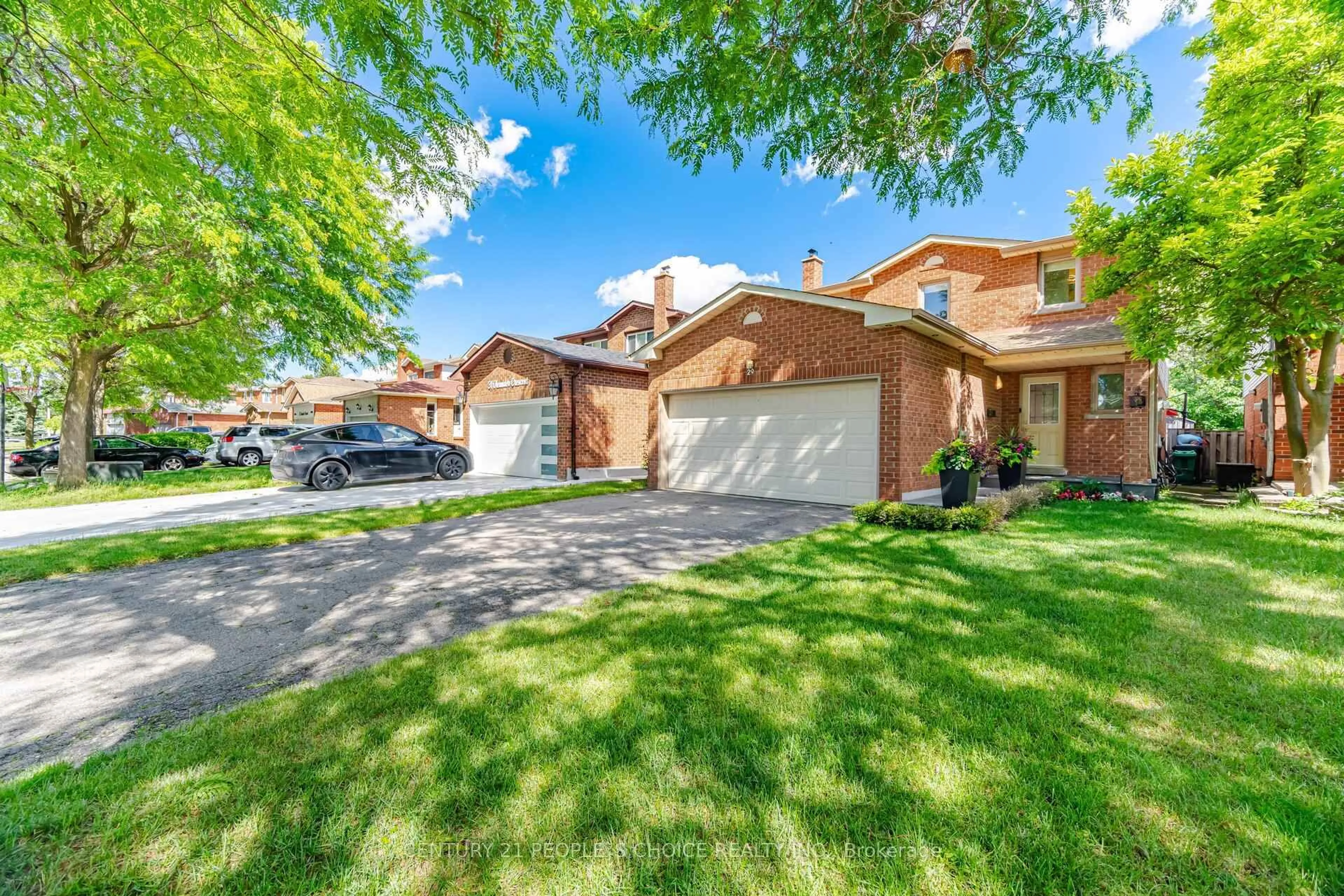A pic from outside/outdoor area/front of a property/back of a property/a pic from drone, street for 29 Oleander Cres, Brampton Ontario L6Z 2C1
