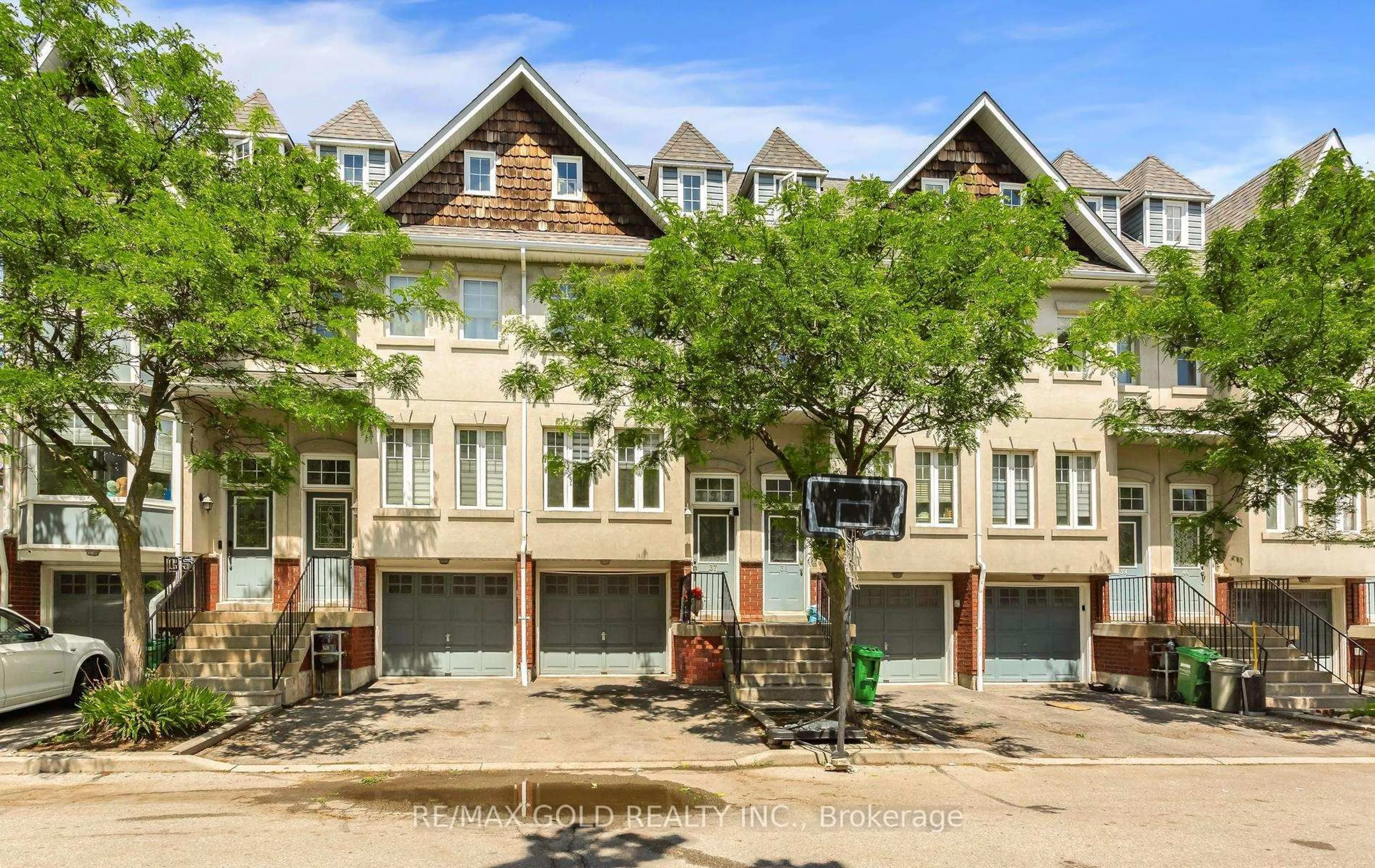 A pic from outside/outdoor area/front of a property/back of a property/a pic from drone, street for 800 Dundas St #37, Mississauga Ontario L5C 4S5