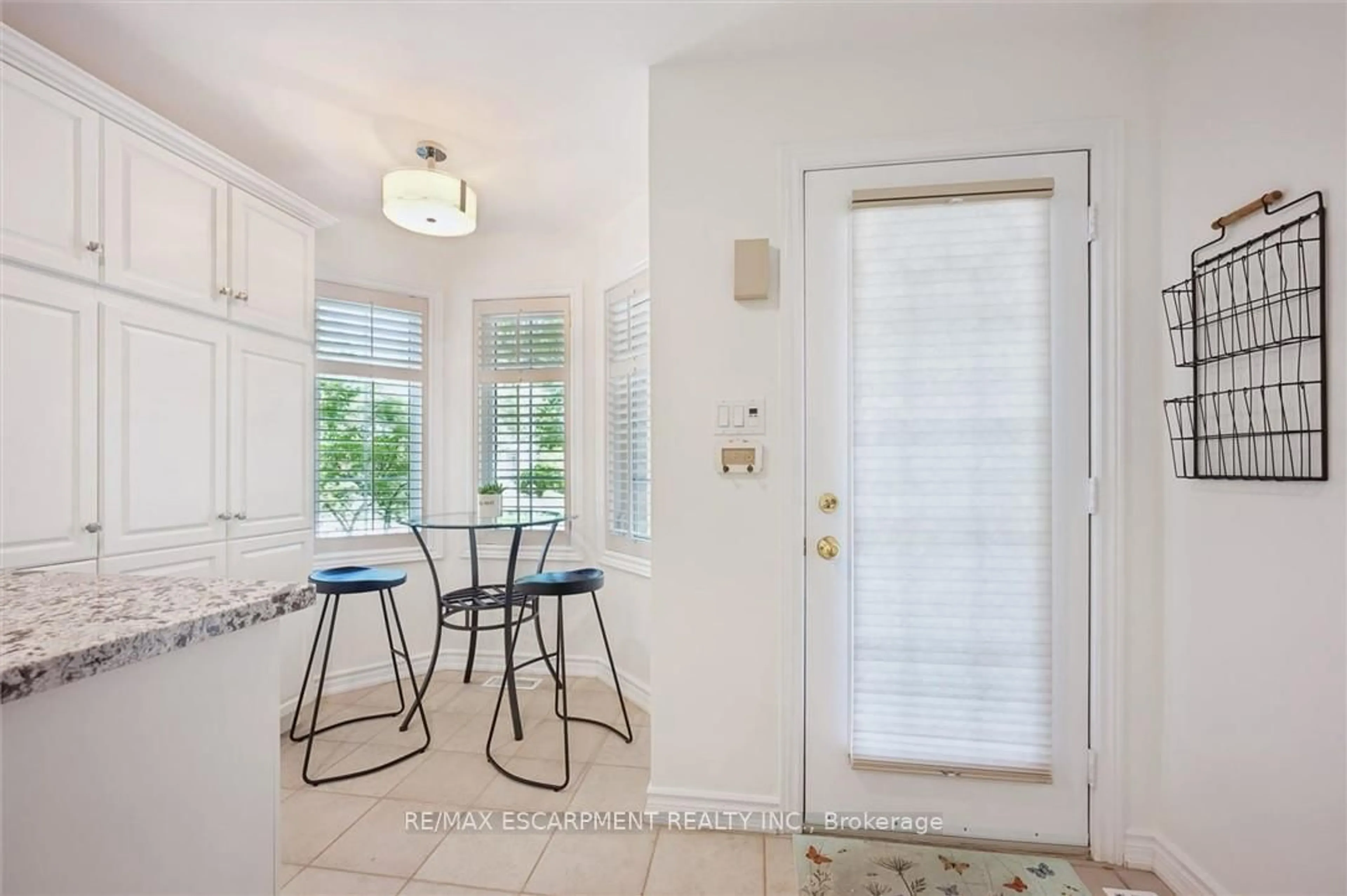 Indoor entryway for 3243 New St #5, Burlington Ontario L7N 1M9