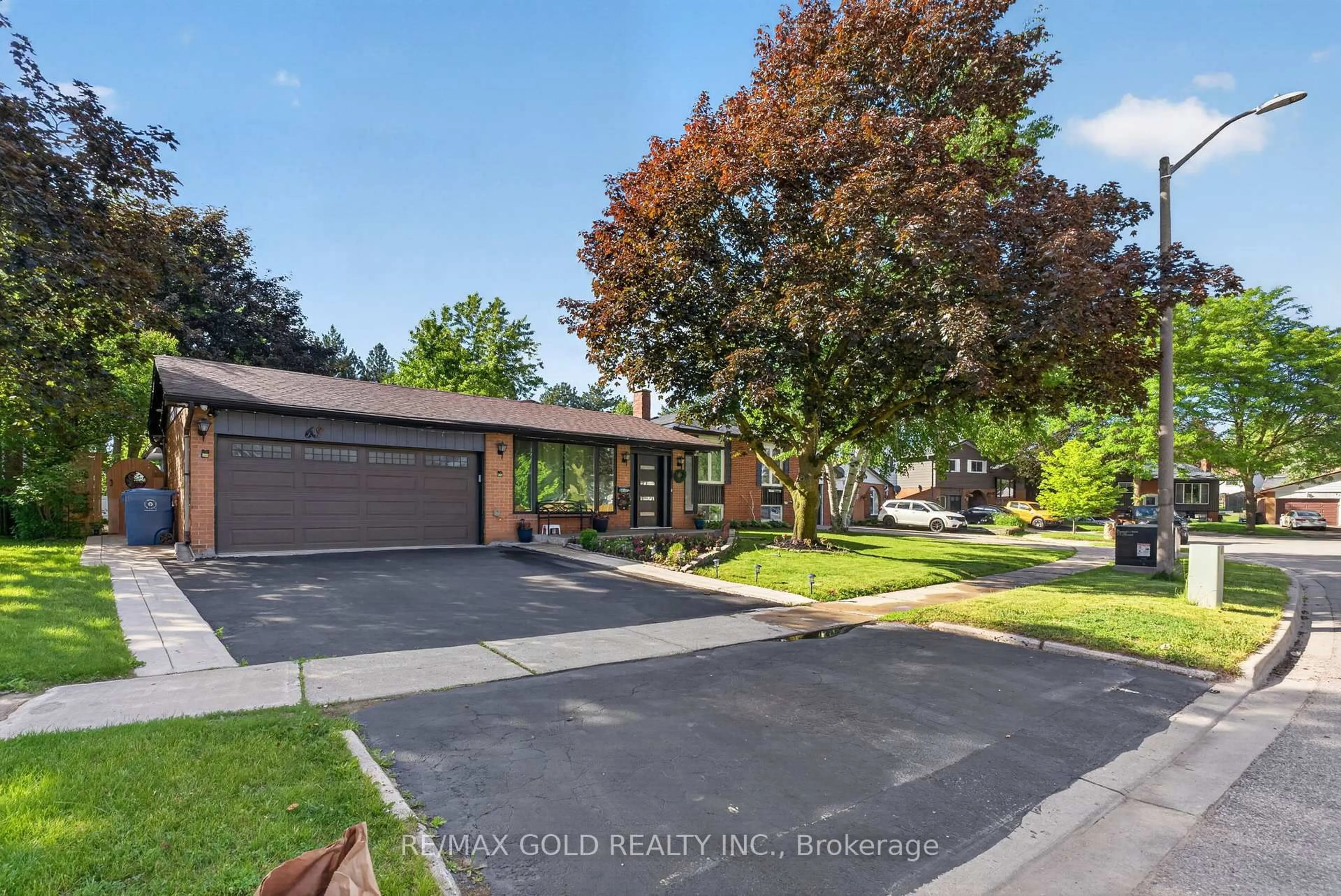 A pic from outside/outdoor area/front of a property/back of a property/a pic from drone, street for 63 Morgandale Cres, Orangeville Ontario L9W 3C6