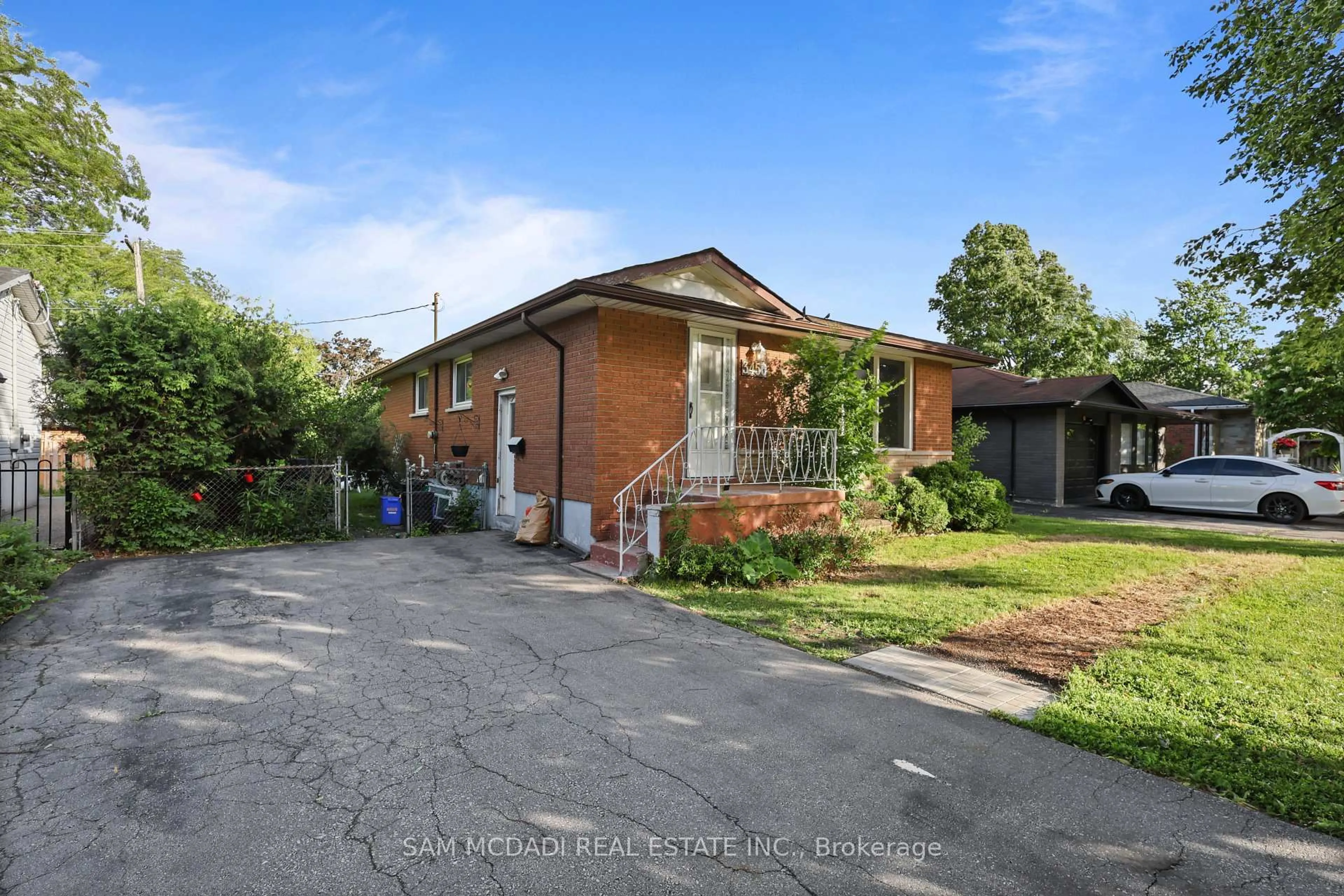 A pic from outside/outdoor area/front of a property/back of a property/a pic from drone, street for 3456 Rexway Dr, Burlington Ontario L7N 2L6
