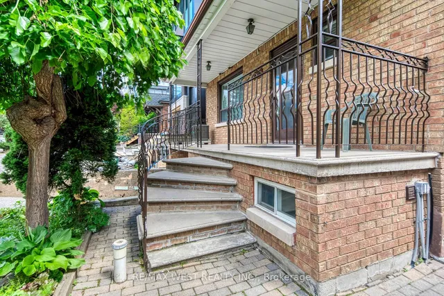 49 Montcalm Ave, Toronto 3