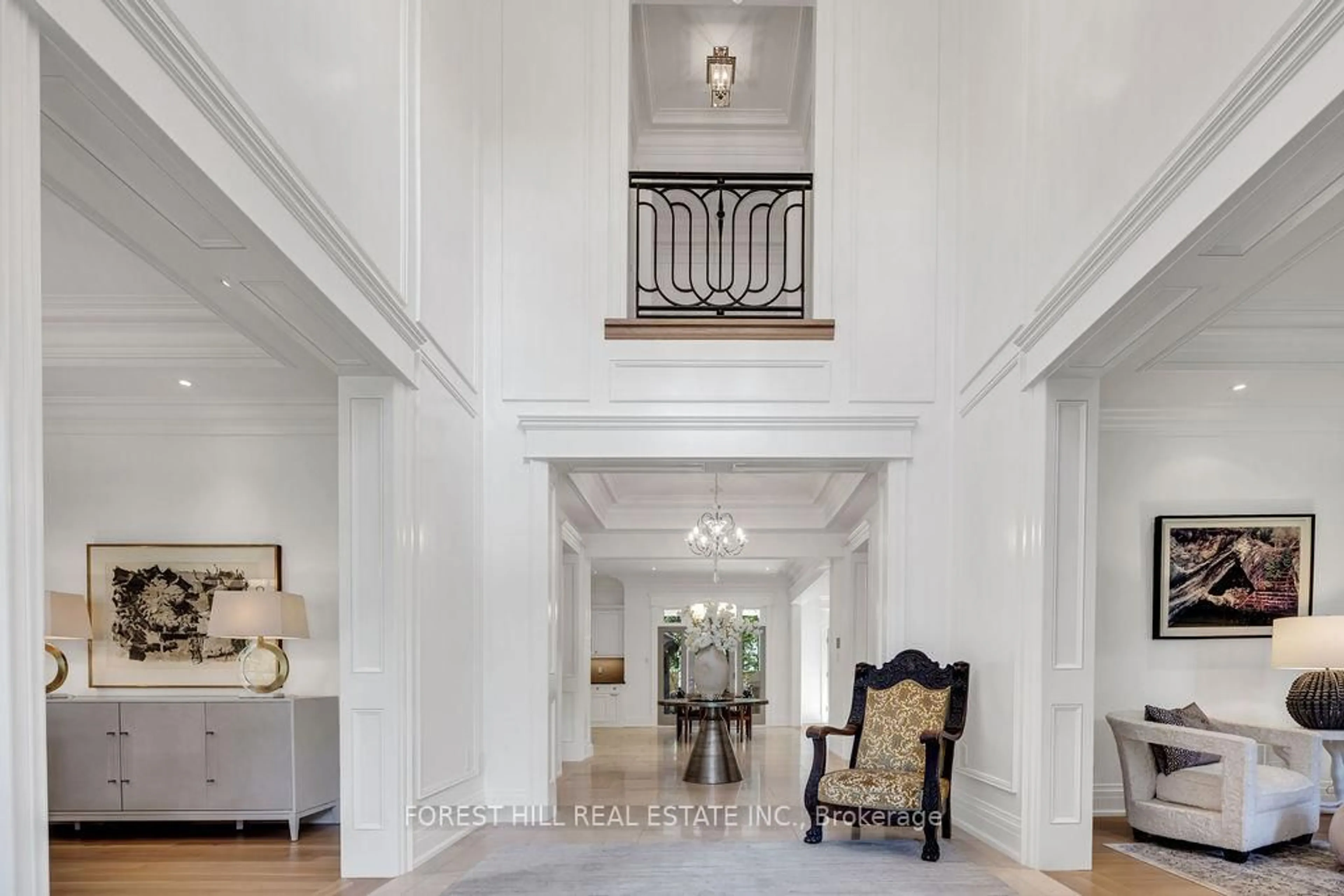 Indoor foyer for 240 Poplar Dr, Oakville Ontario L6J 4C8