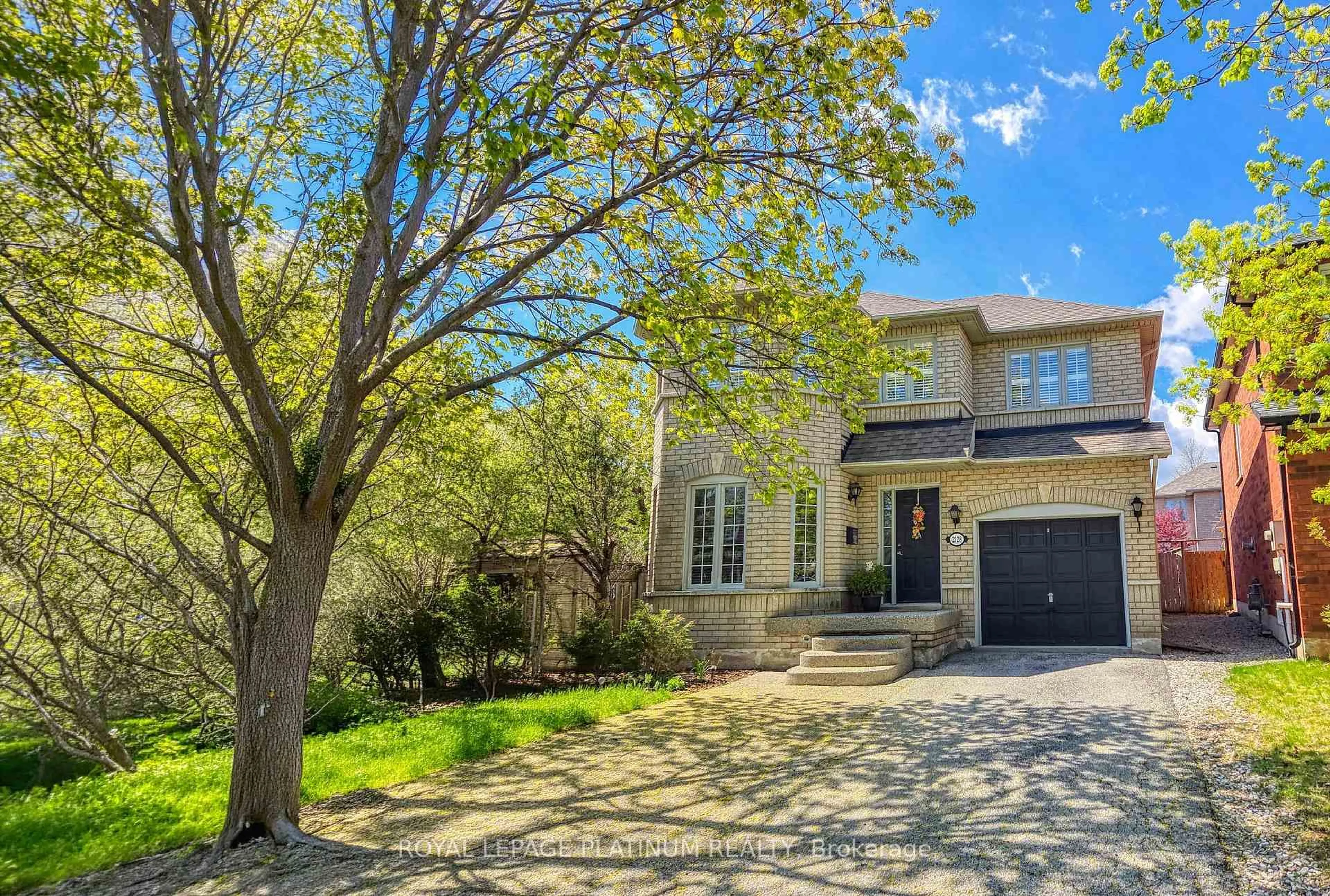 A pic from outside/outdoor area/front of a property/back of a property/a pic from drone, street for 2128 STILLMEADOW Rd, Oakville Ontario L6M 3R1