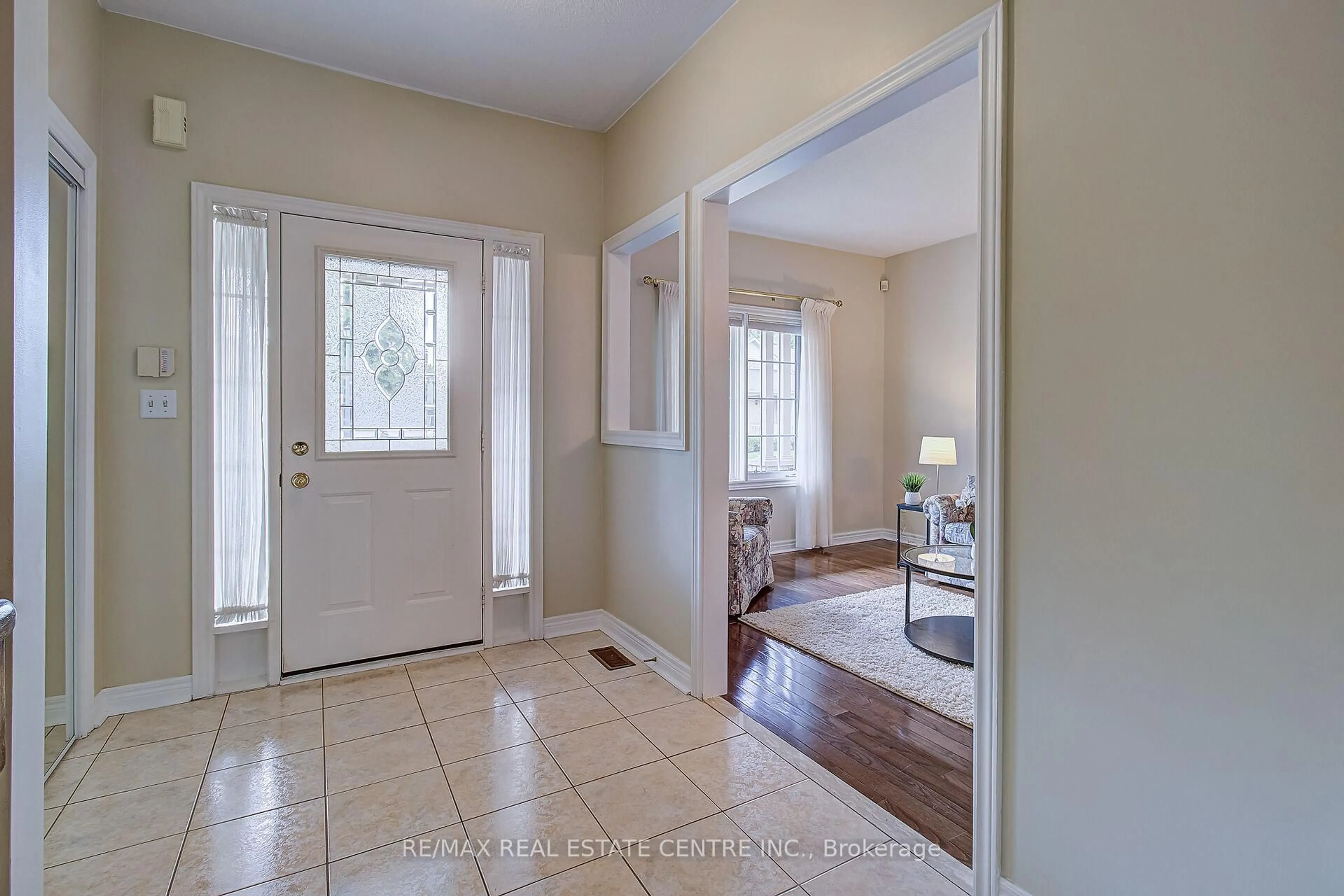 Indoor entryway for 17 Golf Links Dr, Brampton Ontario L6R 1W5