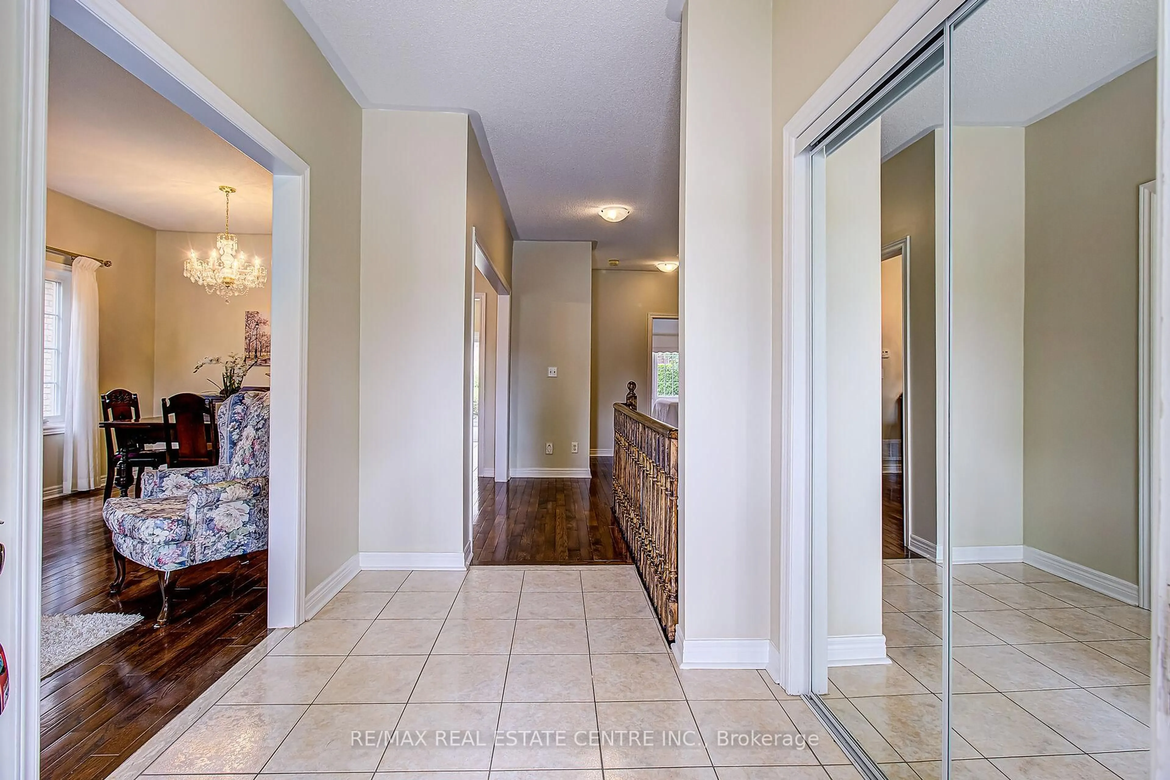 Indoor entryway for 17 Golf Links Dr, Brampton Ontario L6R 1W5