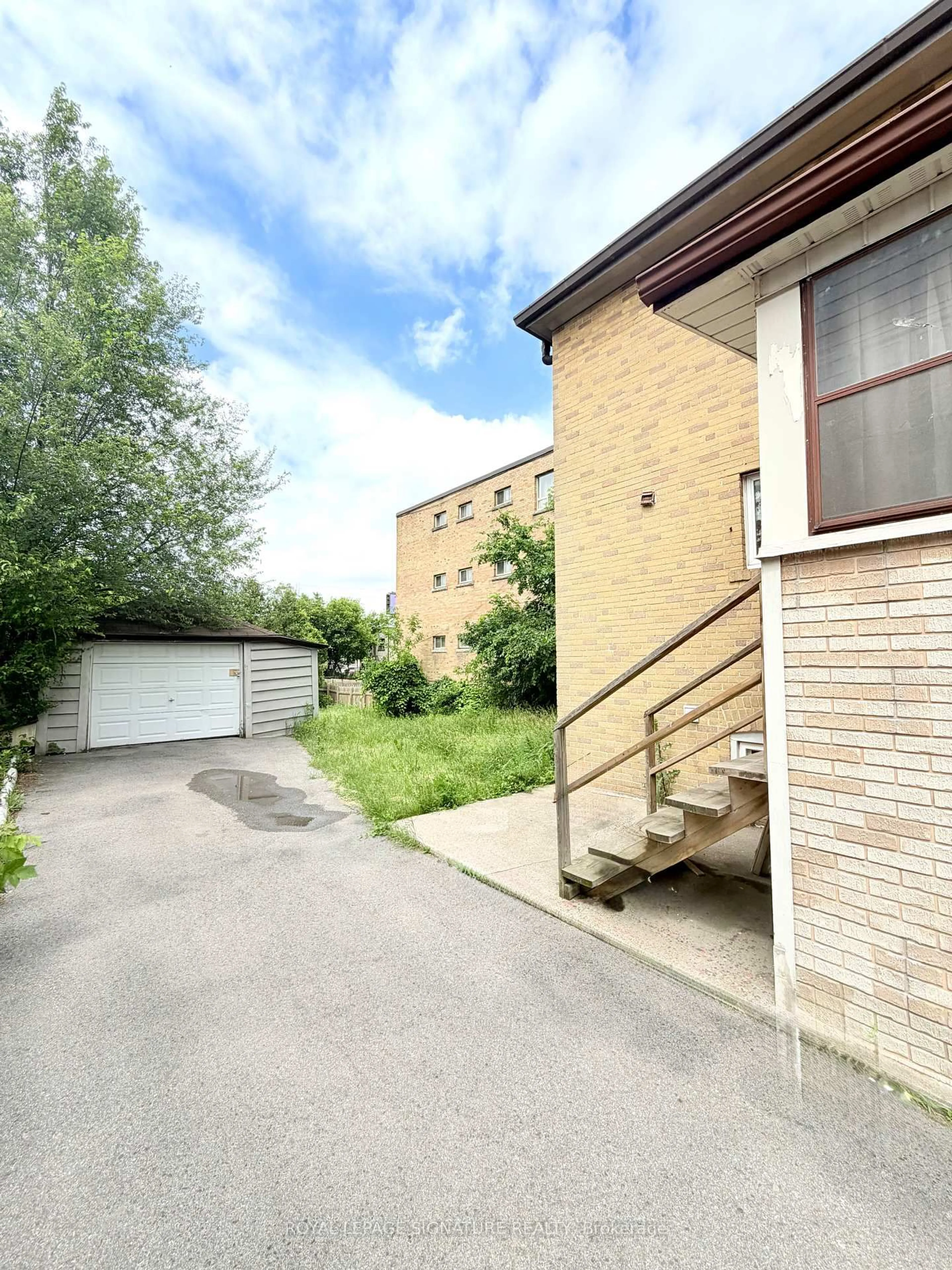 A pic from outside/outdoor area/front of a property/back of a property/a pic from drone, street for 224 King St, Toronto Ontario M9N 1L7
