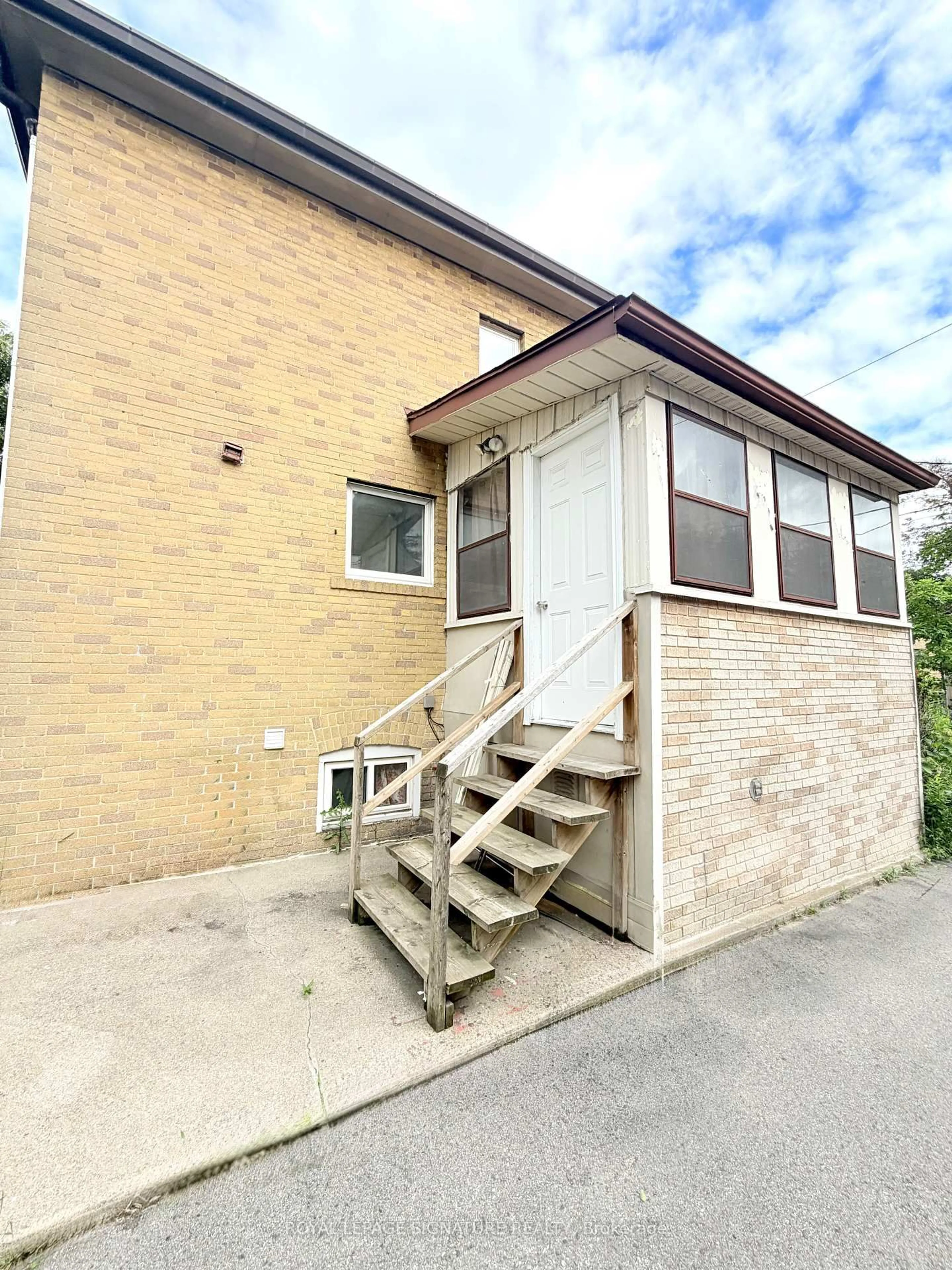Unknown for 224 King St, Toronto Ontario M9N 1L7