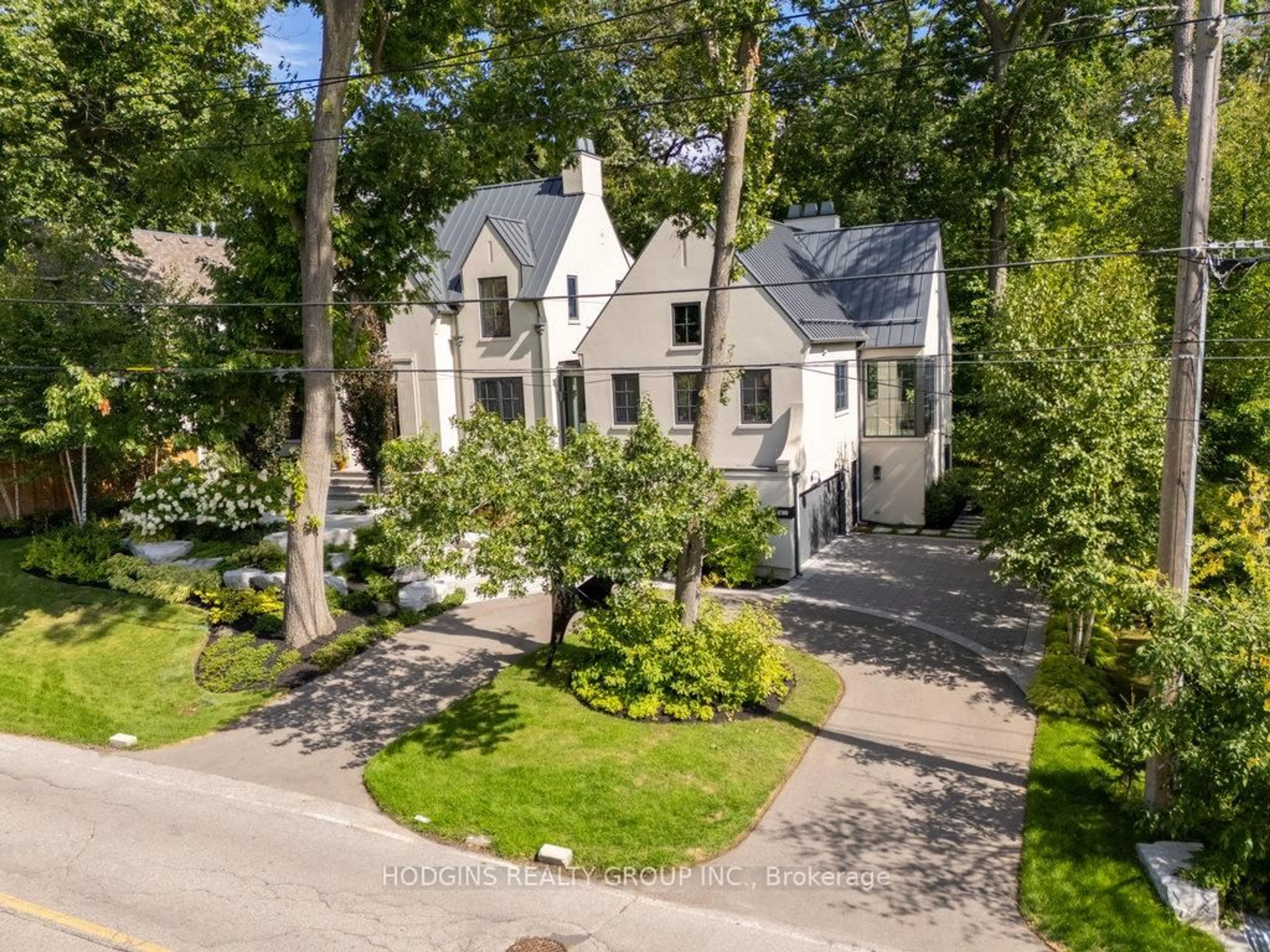 A pic from outside/outdoor area/front of a property/back of a property/a pic from drone, street for 238 Mineola Rd, Mississauga Ontario L5G 2X4