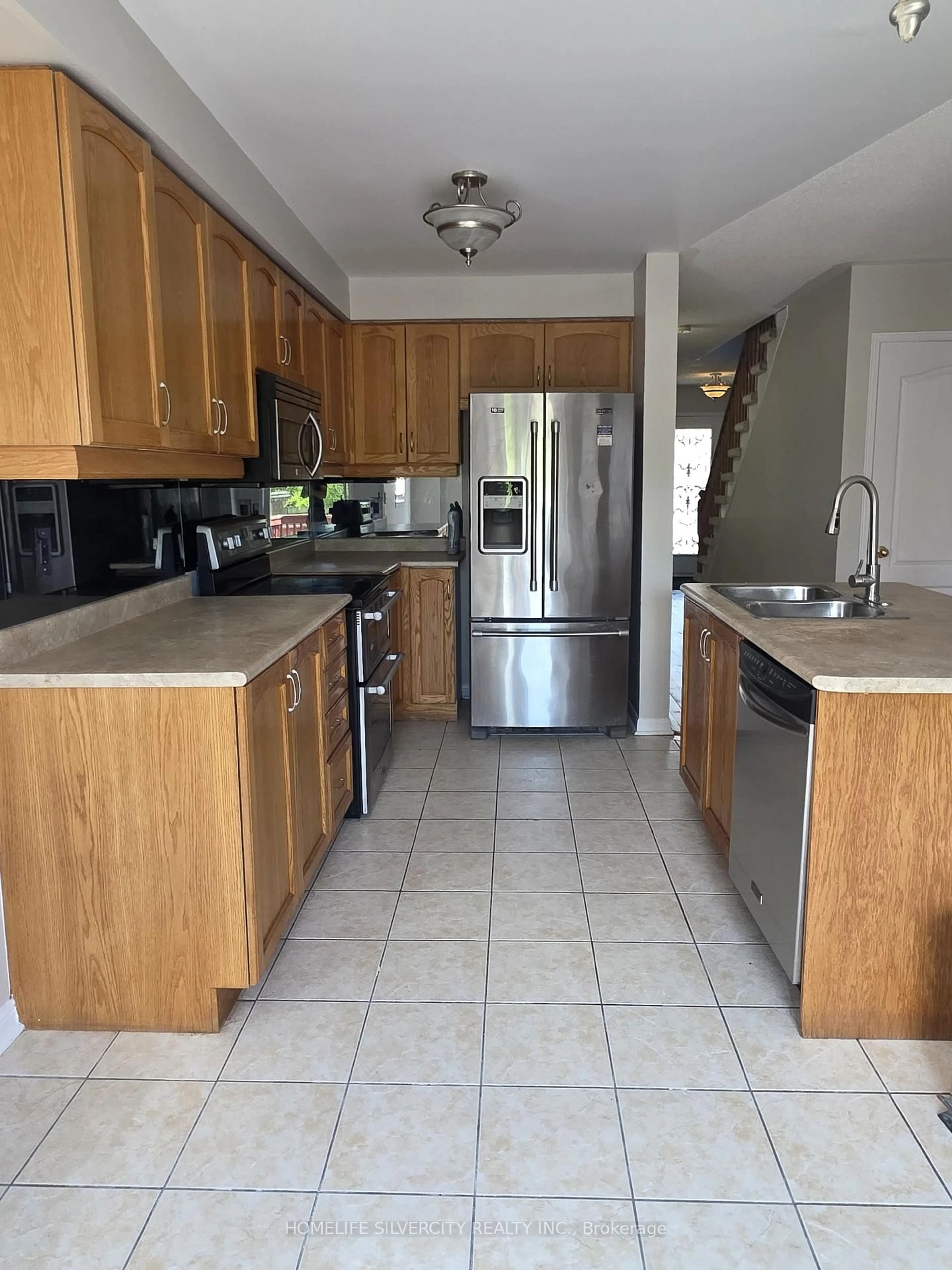 Standard kitchen, ceramic/tile floor for 138 Tianalee Cres, Brampton Ontario L7A 2K8