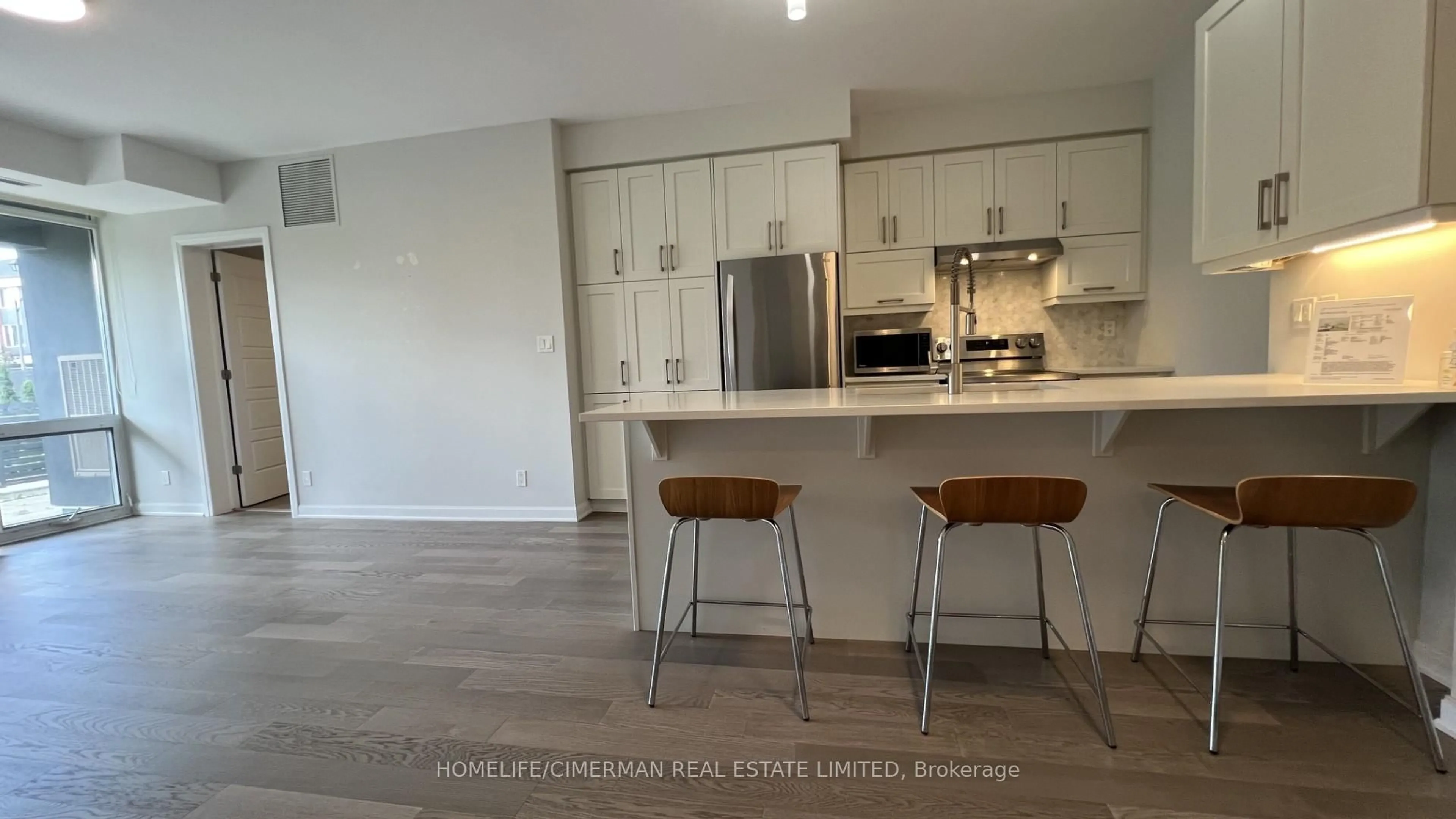 Open concept kitchen, wood/laminate floor for 3028 Creekshore Common #113, Oakville Ontario L5M 5K6