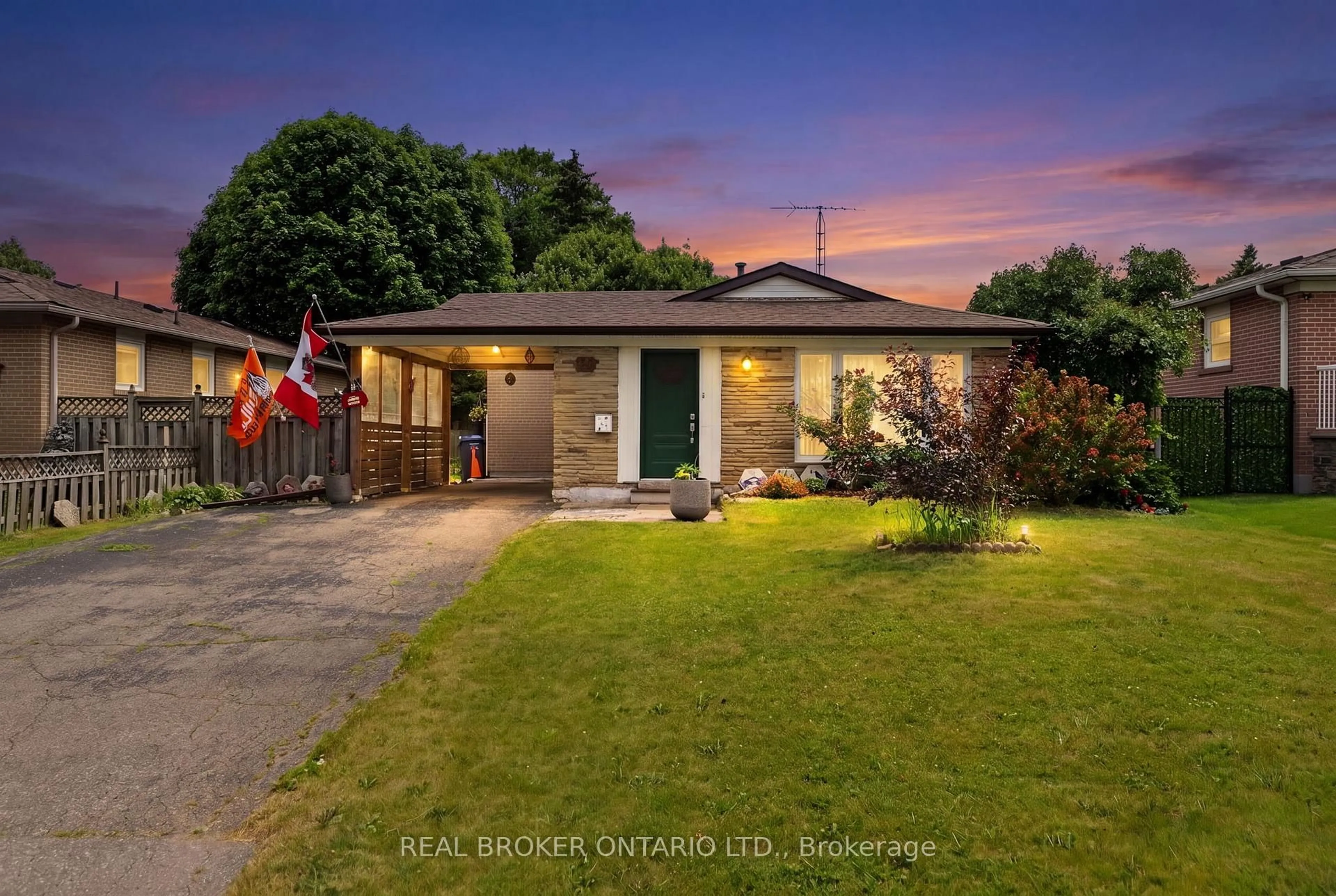 A pic from outside/outdoor area/front of a property/back of a property/a pic from drone, street for 29 Northwood Dr, Brampton Ontario L6X 2L3