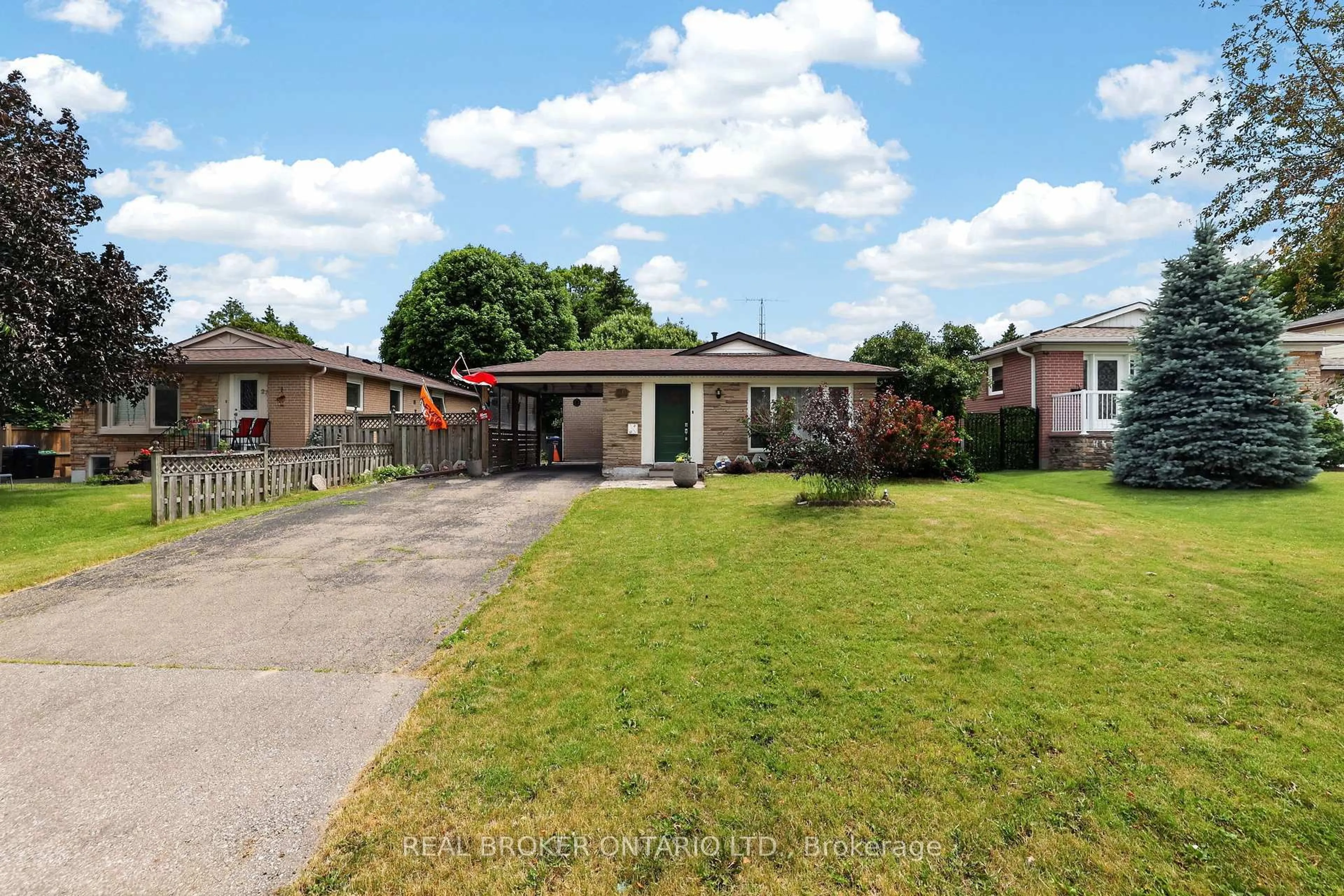 A pic from outside/outdoor area/front of a property/back of a property/a pic from drone, street for 29 Northwood Dr, Brampton Ontario L6X 2L3