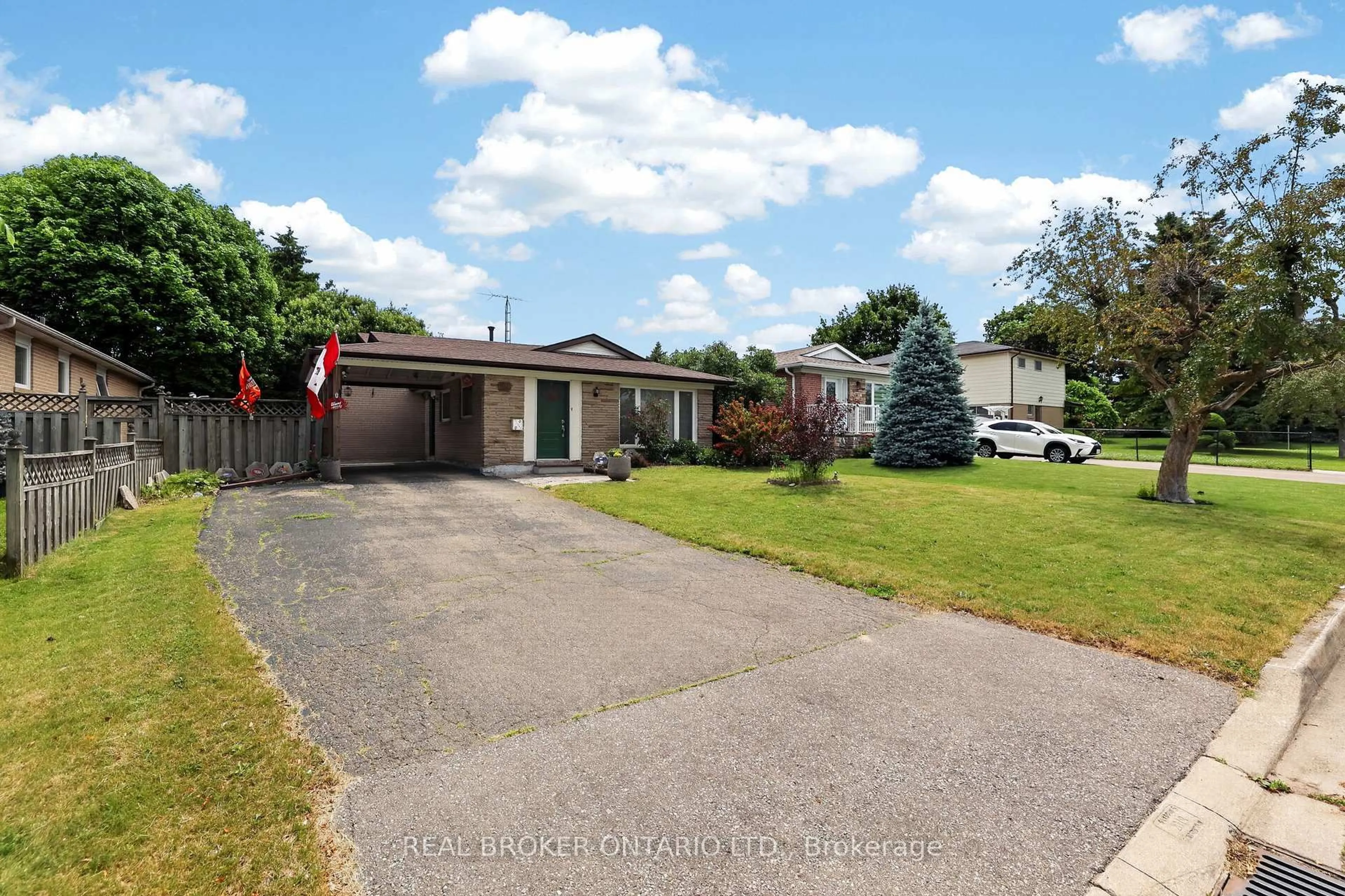 A pic from outside/outdoor area/front of a property/back of a property/a pic from drone, street for 29 Northwood Dr, Brampton Ontario L6X 2L3