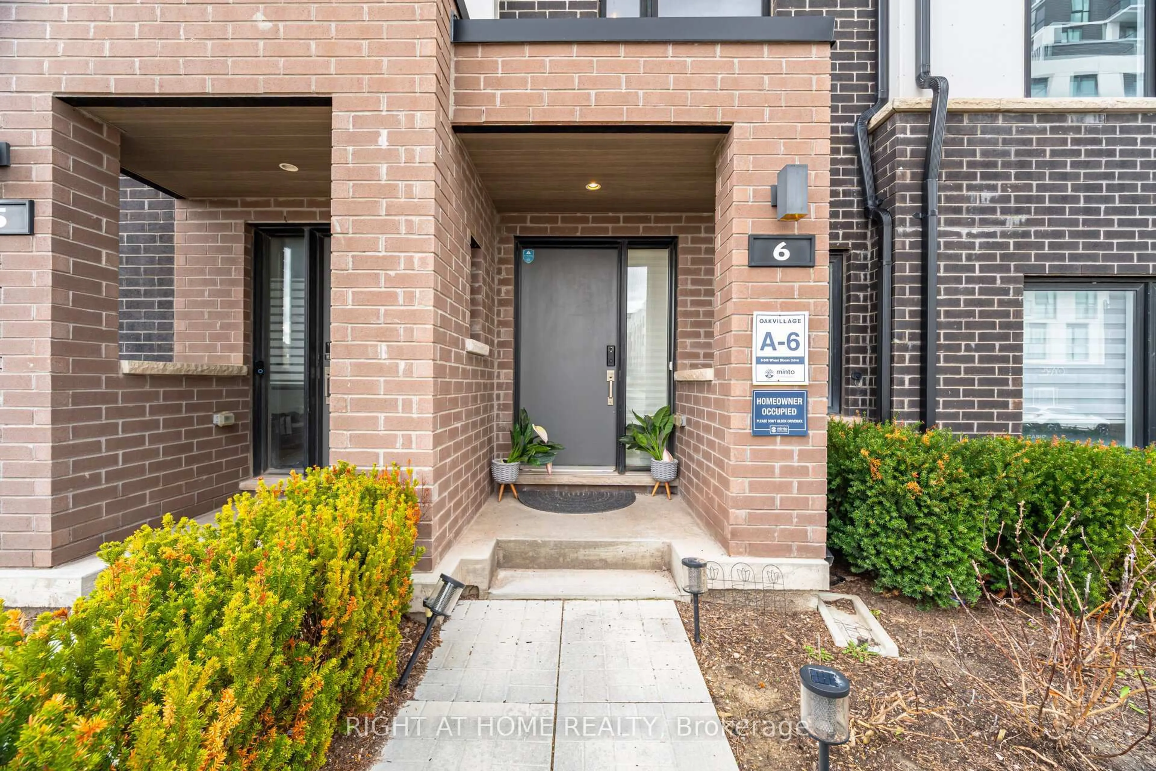 Indoor entryway for 348 Wheat Boom Dr #6, Oakville Ontario L6H 3V6