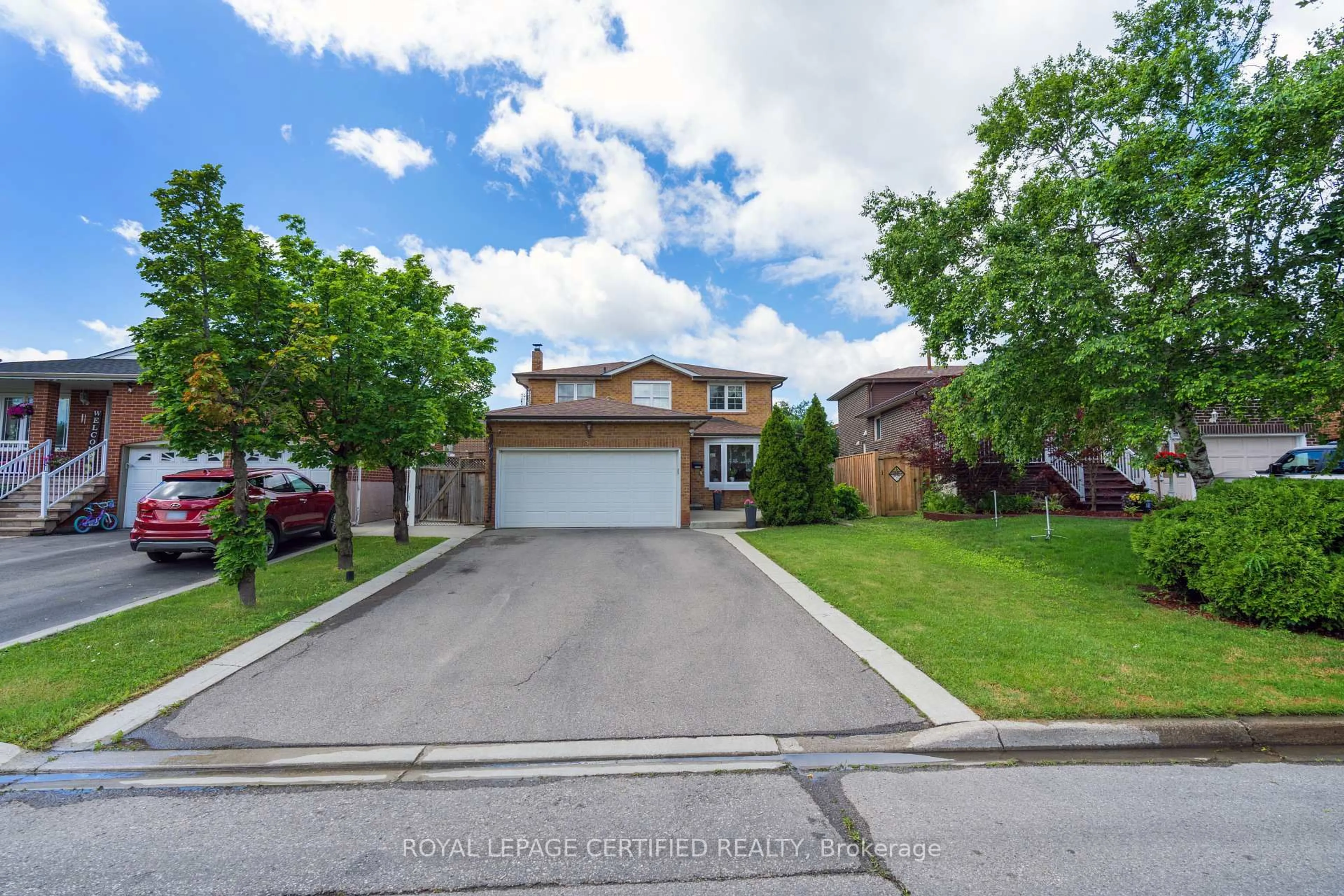 A pic from outside/outdoor area/front of a property/back of a property/a pic from drone, street for 34 Braidwood Lake Rd, Brampton Ontario L6Z 1X6