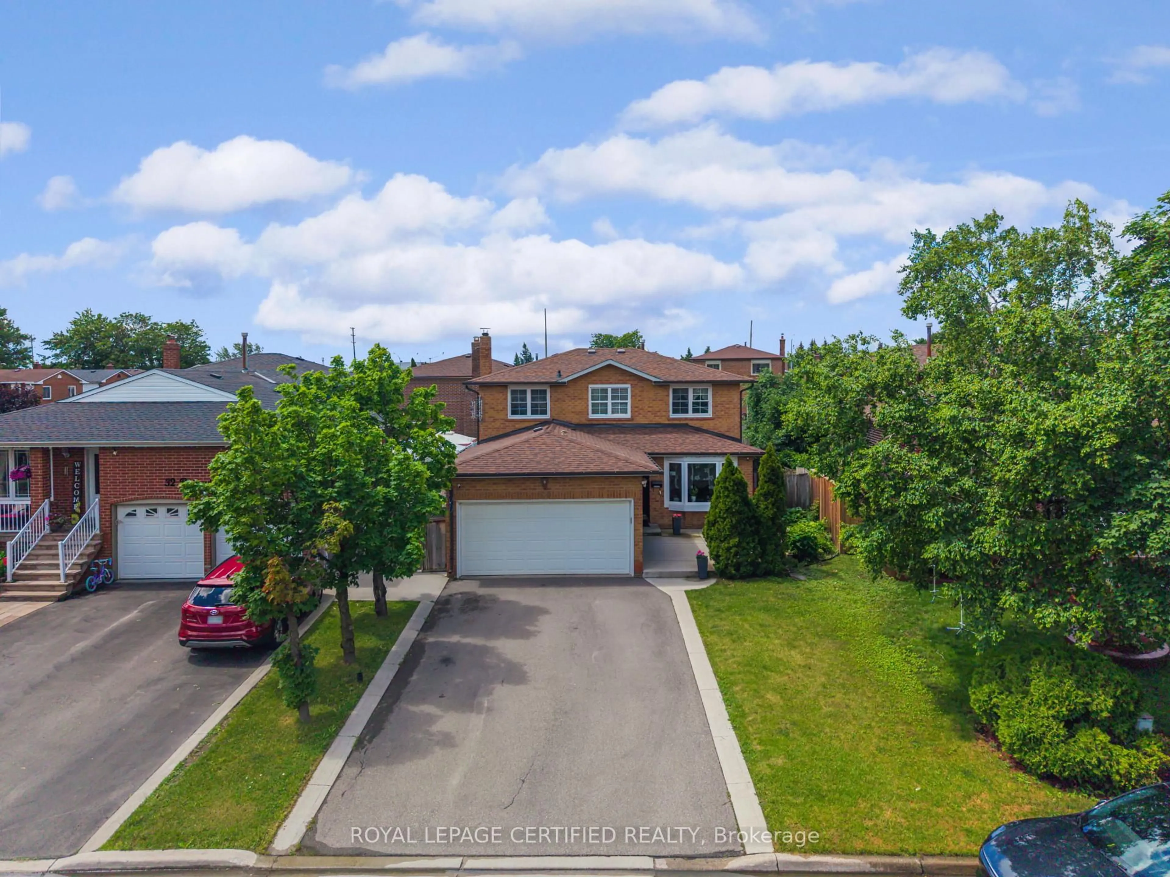 A pic from outside/outdoor area/front of a property/back of a property/a pic from drone, street for 34 Braidwood Lake Rd, Brampton Ontario L6Z 1X6