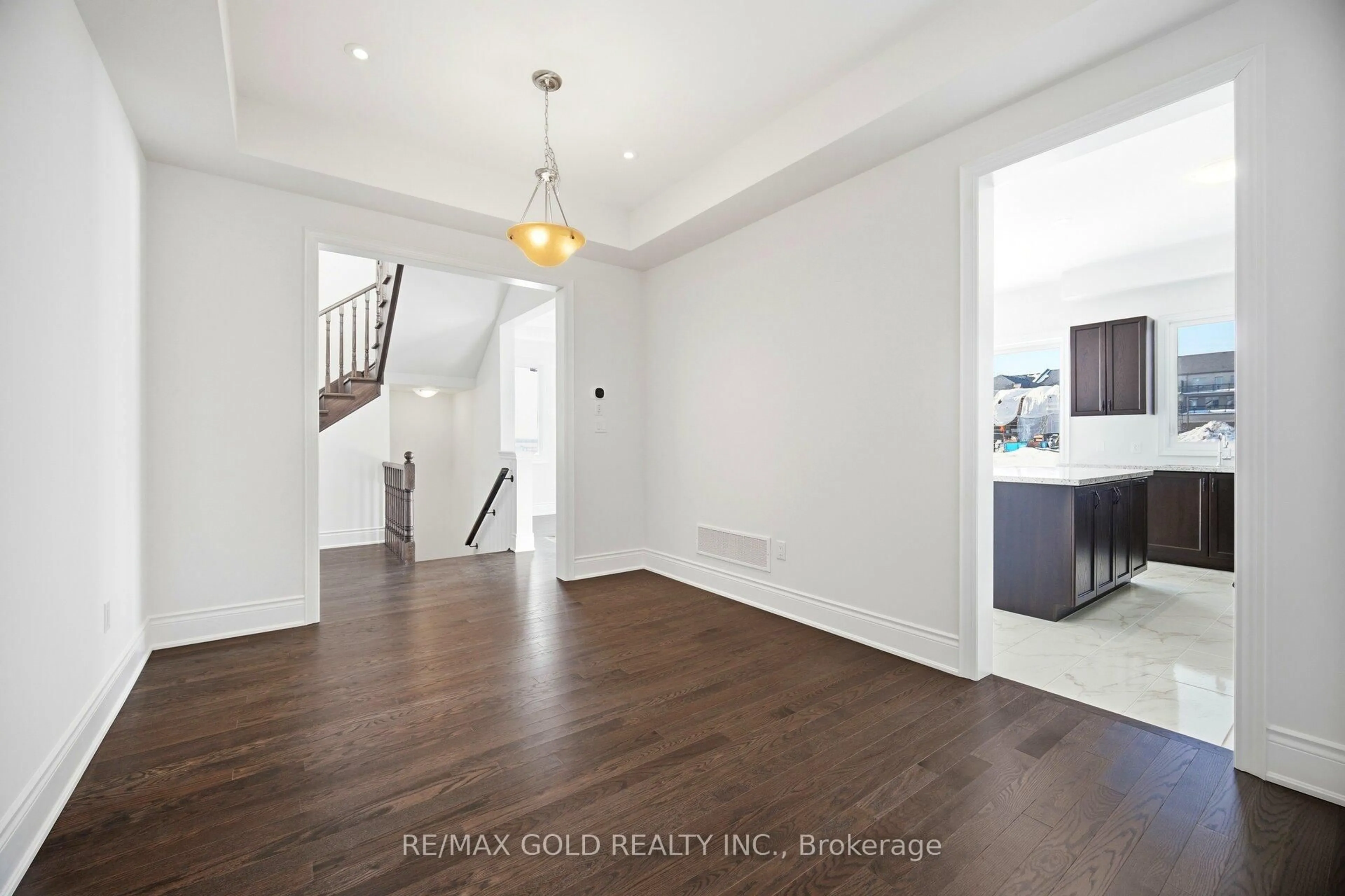 Indoor entryway for 32 Addison St, Caledon Ontario L7C 4N2