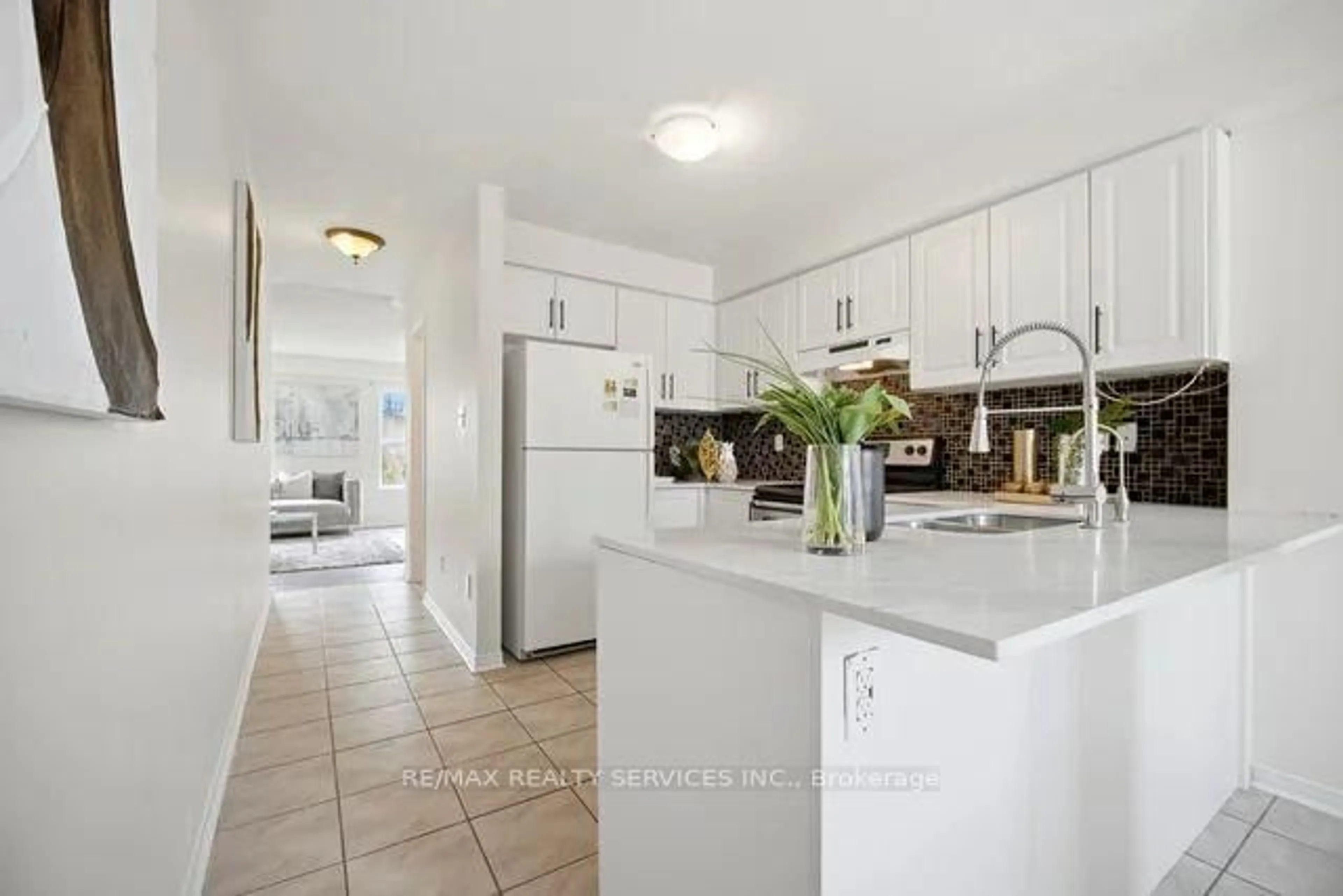 Open concept kitchen, ceramic/tile floor for 75 Wilmont Crt, Brampton Ontario L6X 4Z7