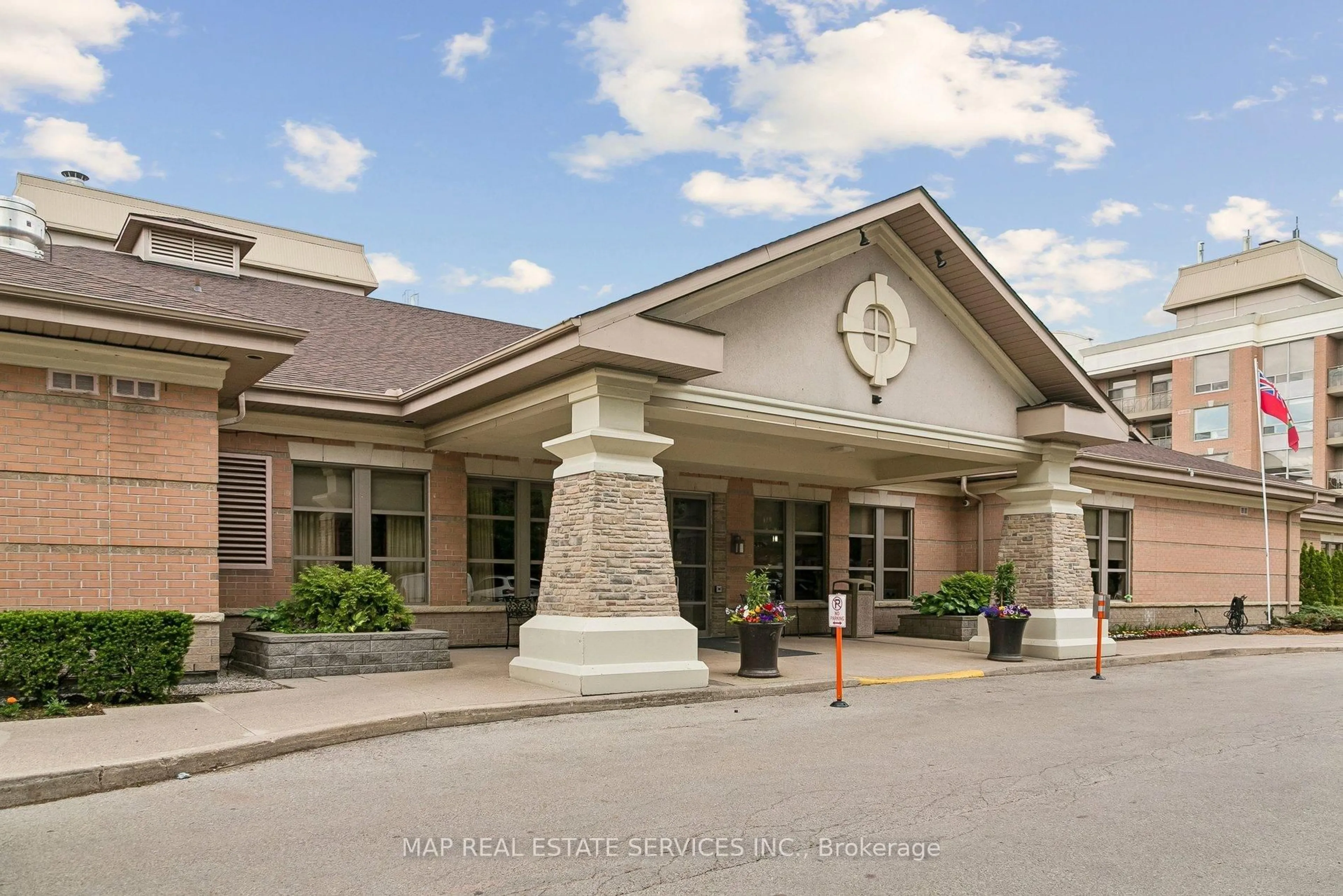 Indoor foyer for 100 Burloak Dr #2206, Burlington Ontario L7L 6P6
