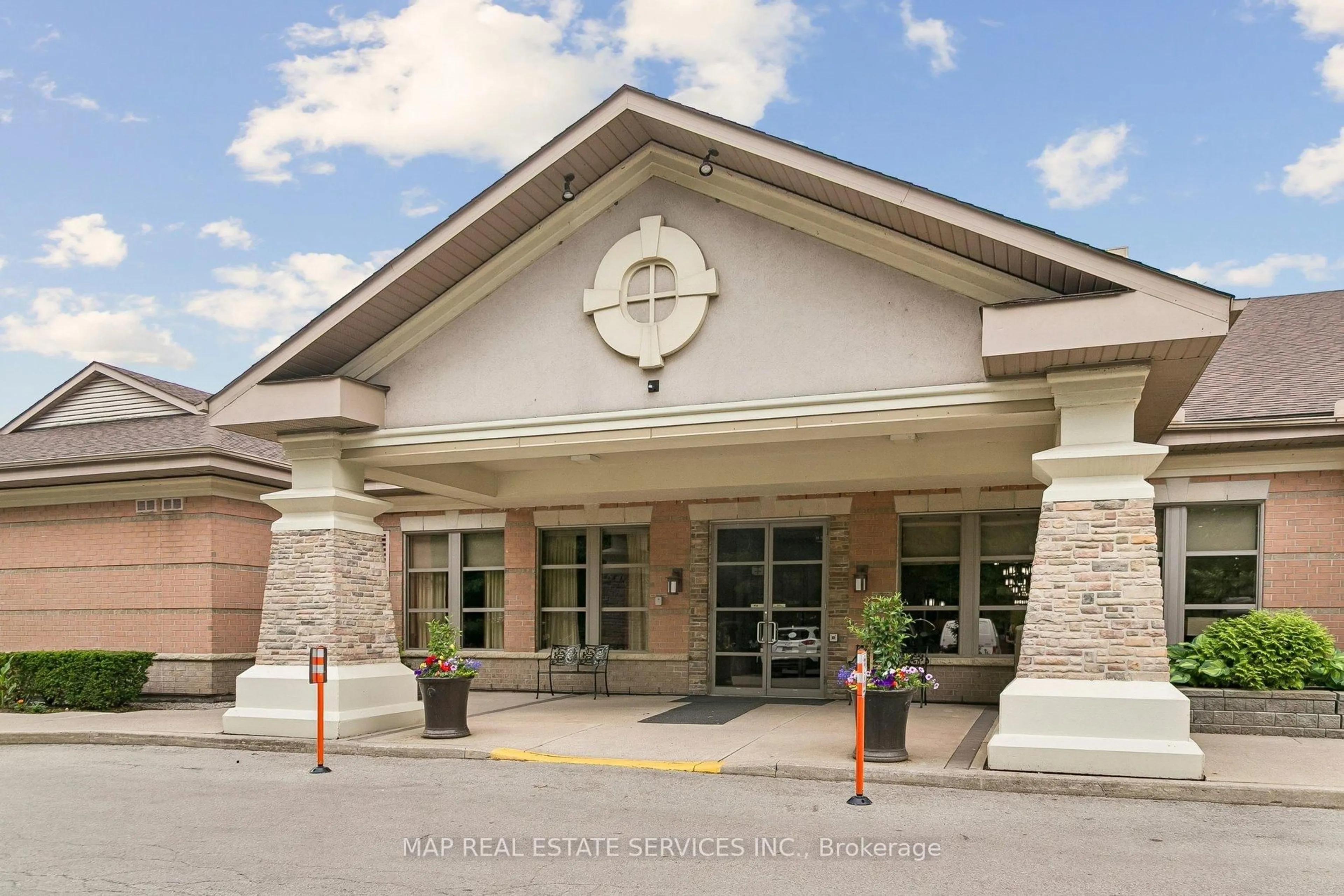 Indoor foyer for 100 Burloak Dr #2206, Burlington Ontario L7L 6P6