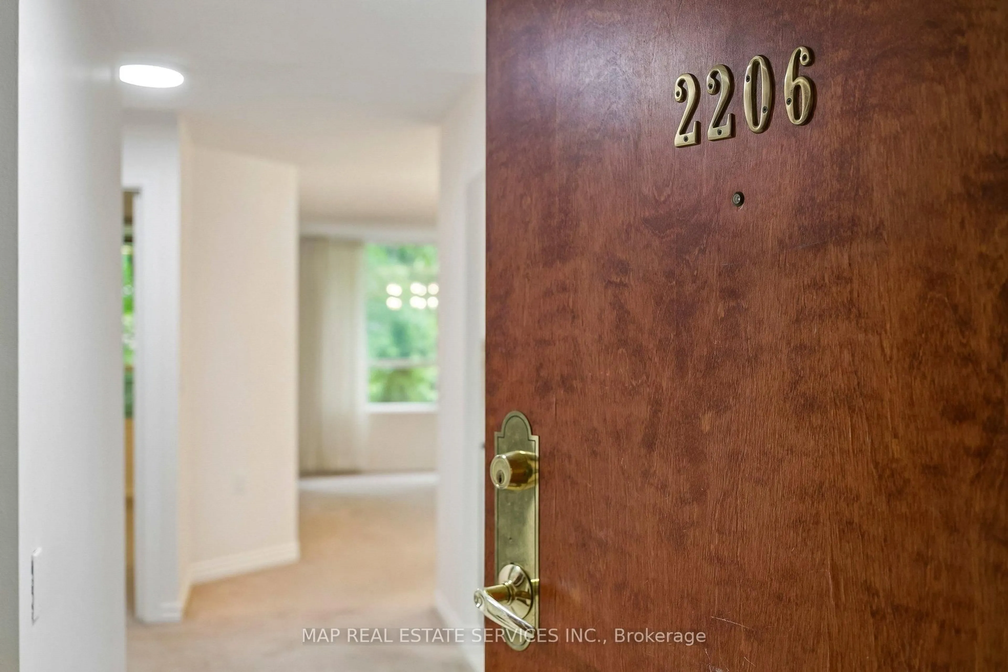 Indoor entryway for 100 Burloak Dr #2206, Burlington Ontario L7L 6P6
