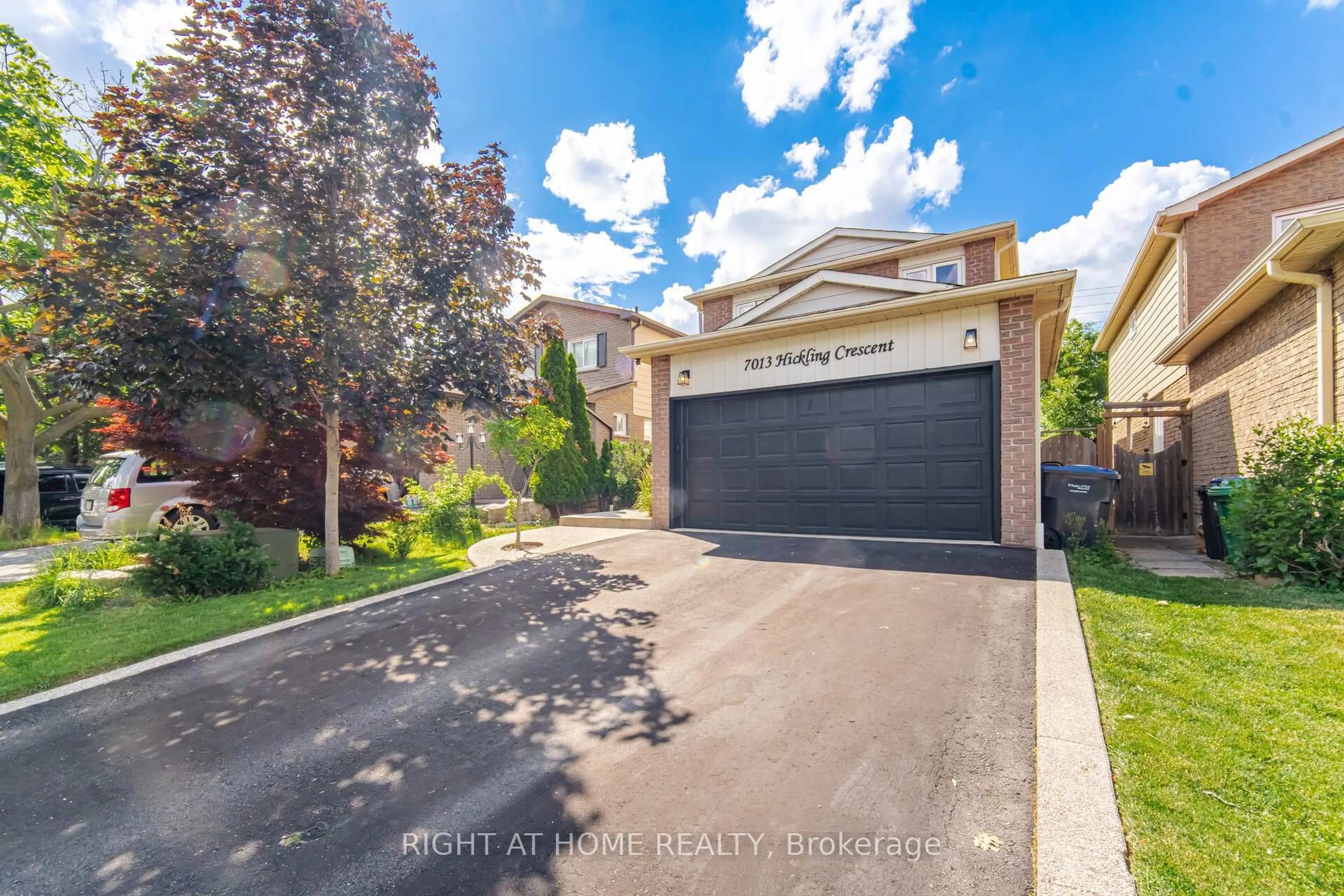 A pic from outside/outdoor area/front of a property/back of a property/a pic from drone, street for 7013 Hickling Cres, Mississauga Ontario L5N 5A6
