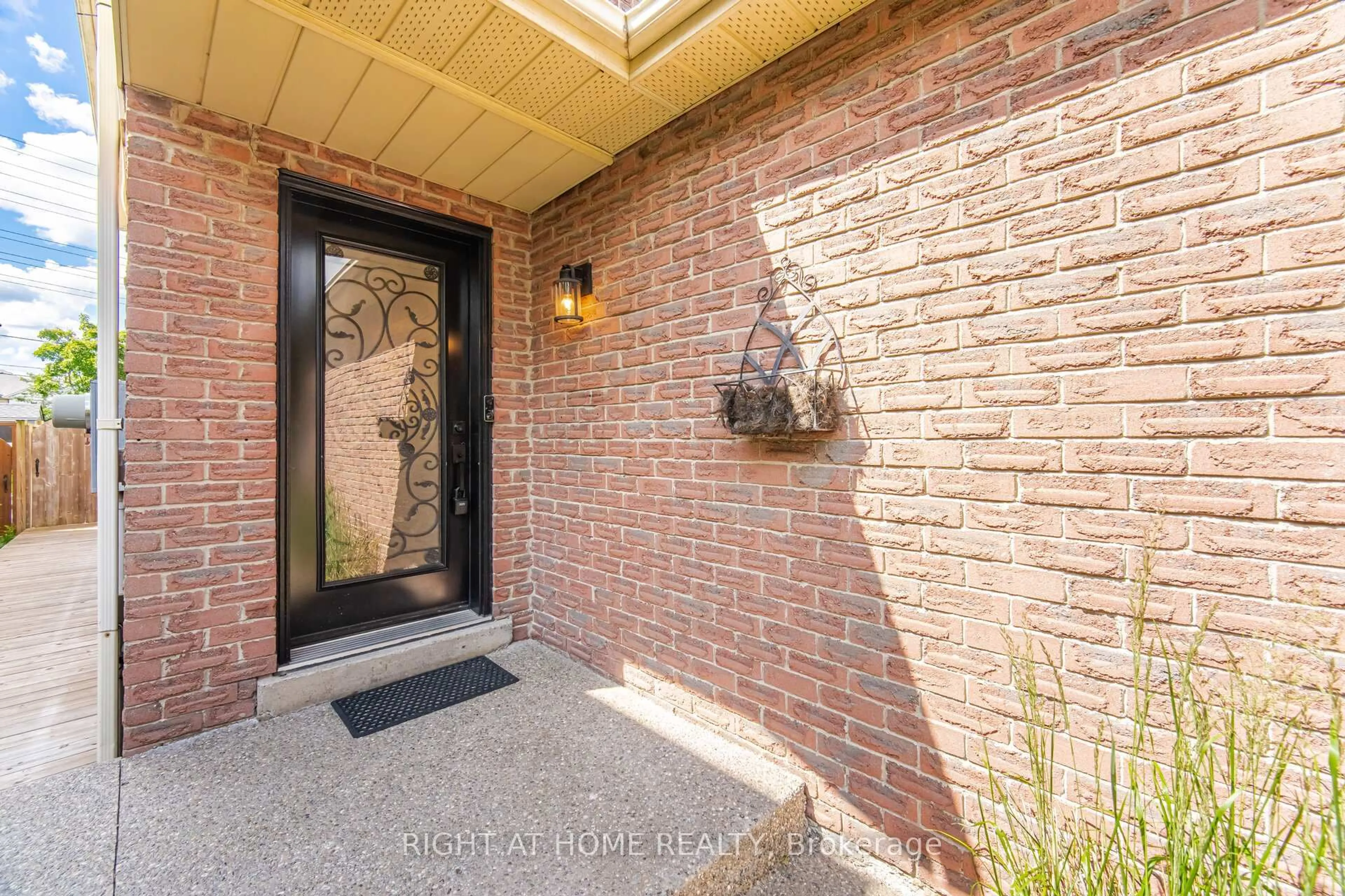 Indoor entryway for 7013 Hickling Cres, Mississauga Ontario L5N 5A6