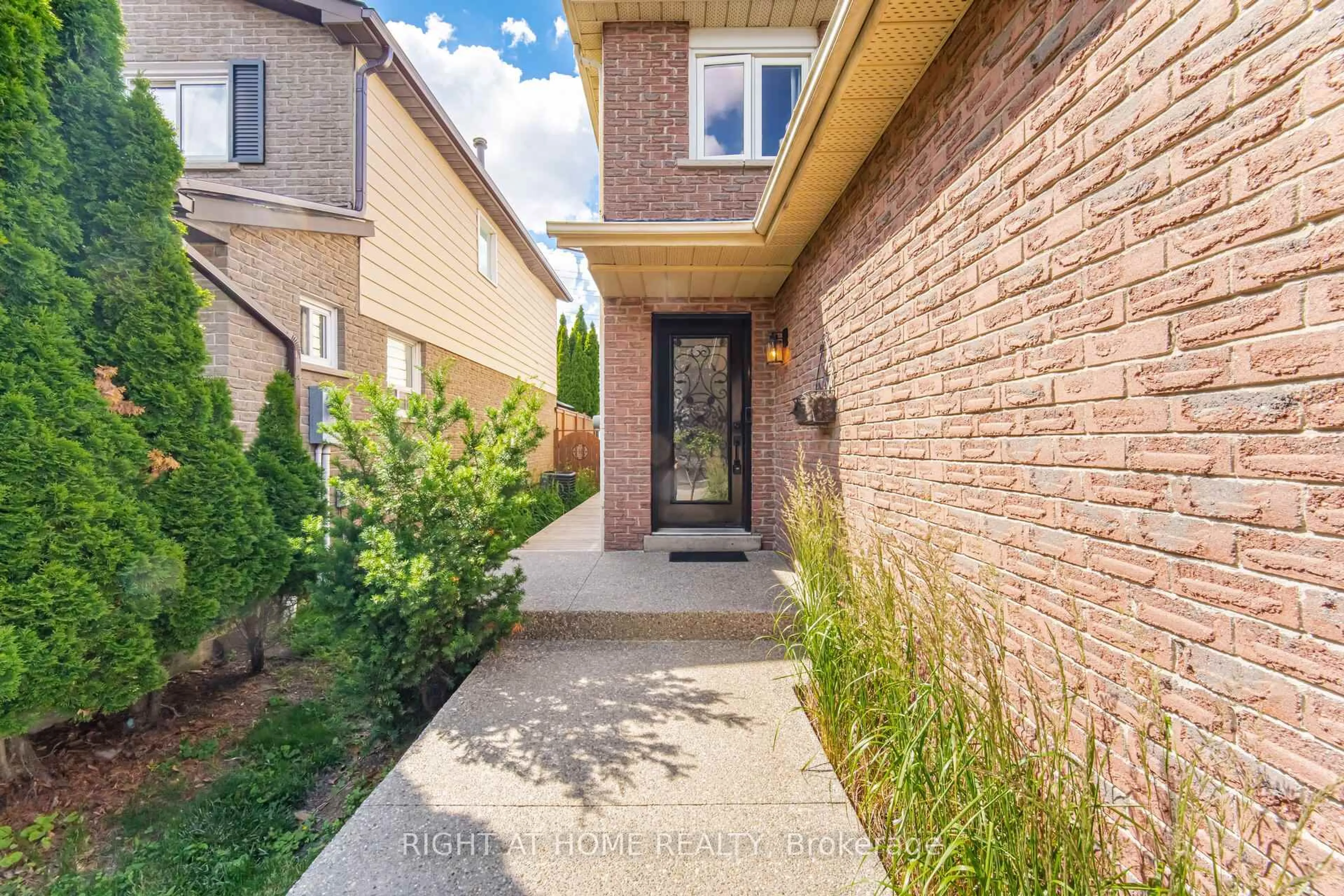 Home with brick exterior material, street for 7013 Hickling Cres, Mississauga Ontario L5N 5A6