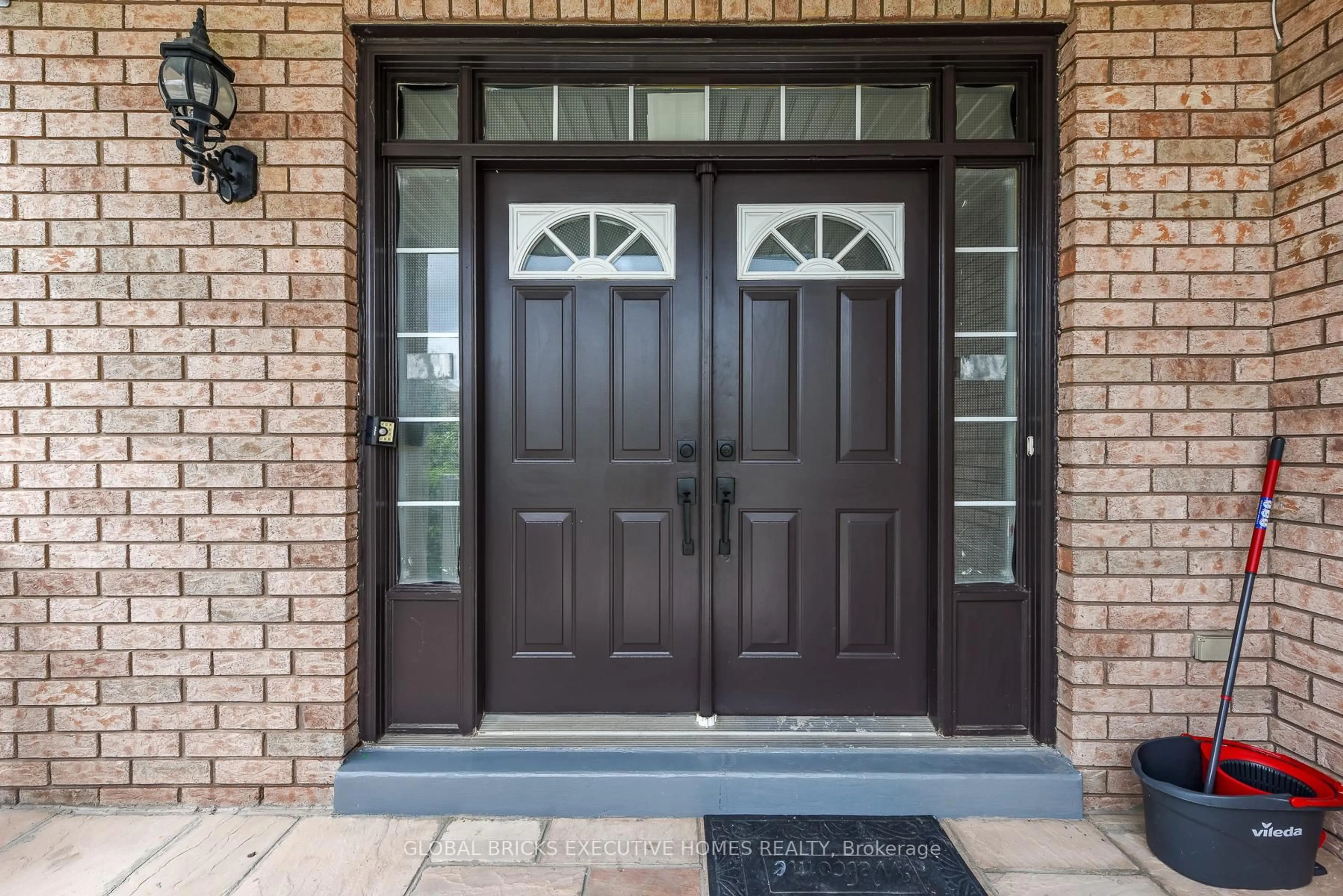 Indoor entryway for 3435 Artesina Dr, Mississauga Ontario L5M 7K3