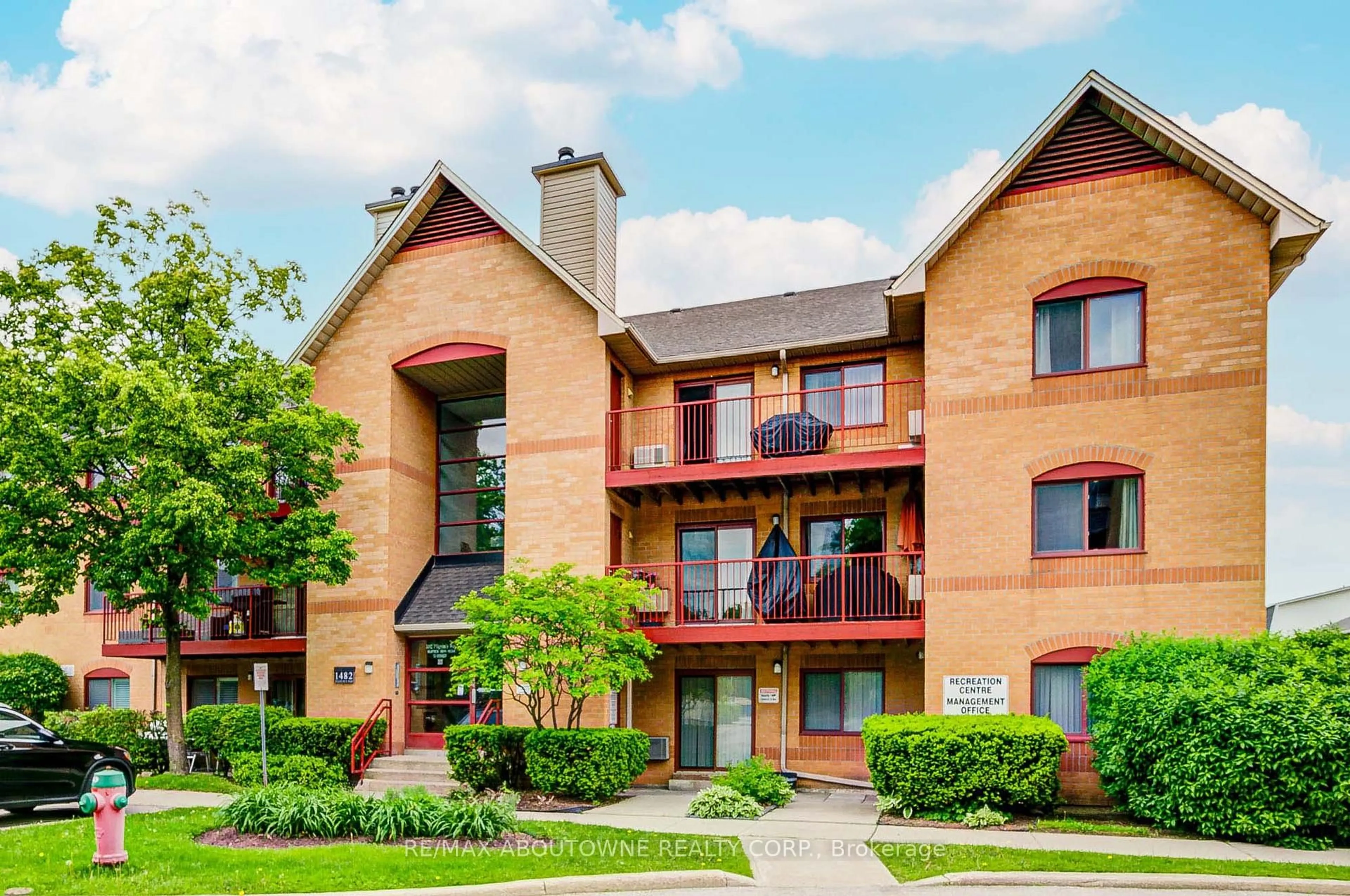 Home with brick exterior material, unknown for 1482 Pilgrims Way #1514, Oakville Ontario L6M 3G7