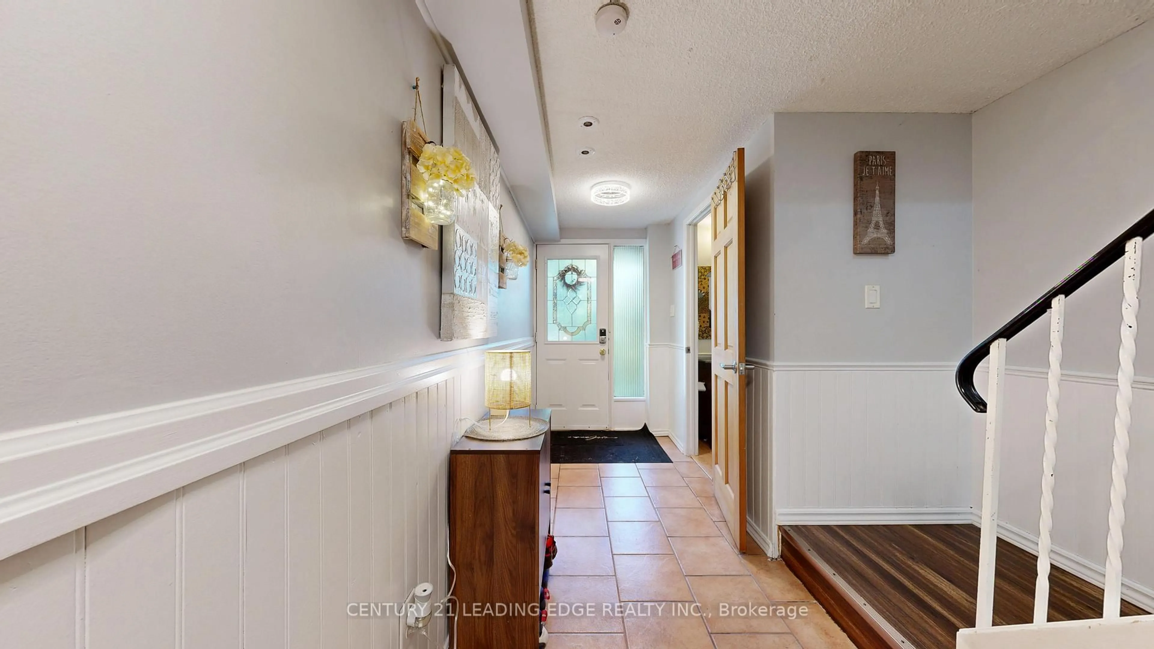 Indoor foyer for 2651 Aquitaine Ave #64, Mississauga Ontario L5N 1V5