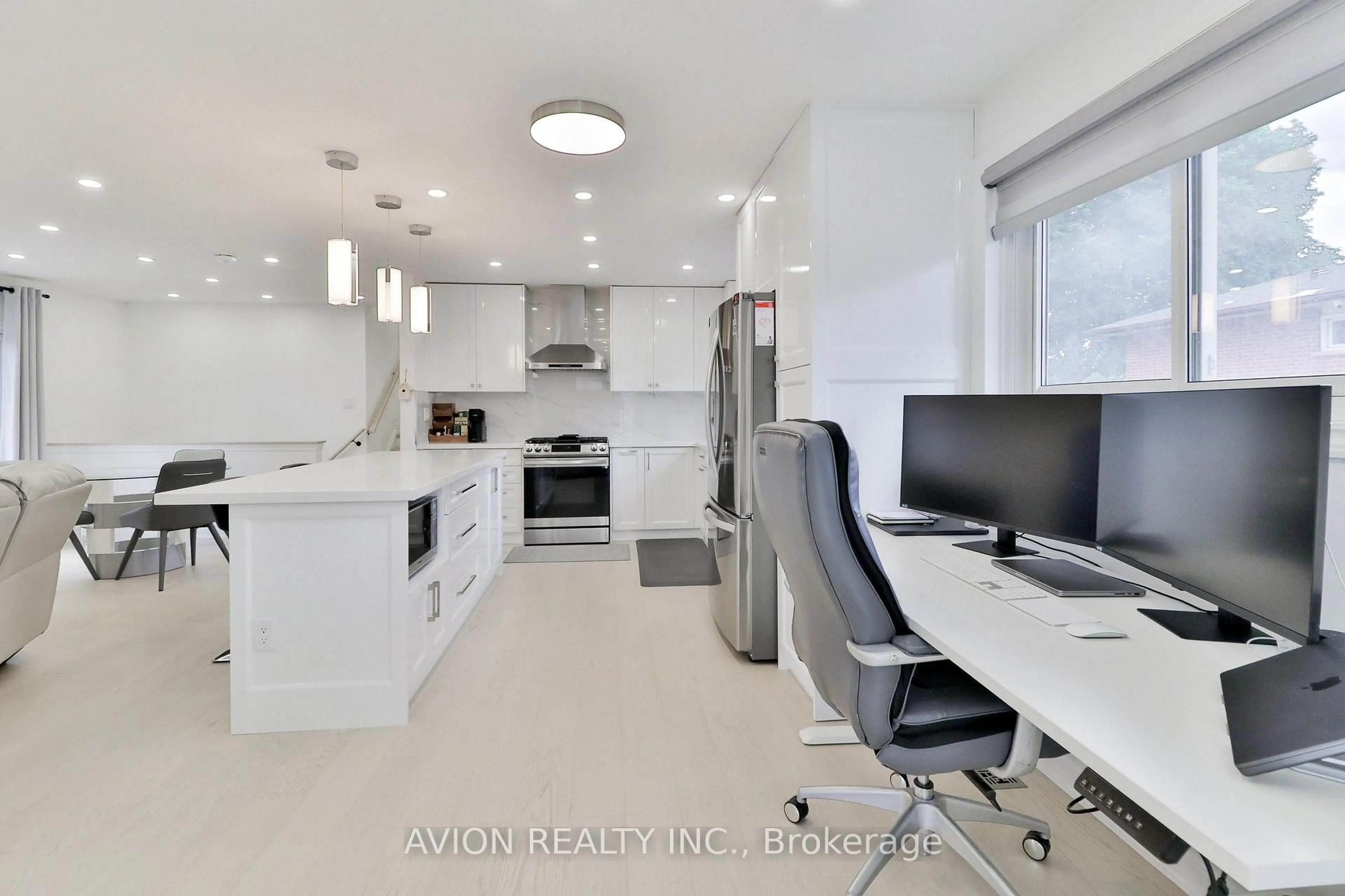 Contemporary kitchen, unknown for 128 Rutherford Rd, Brampton Ontario L6V 2J5